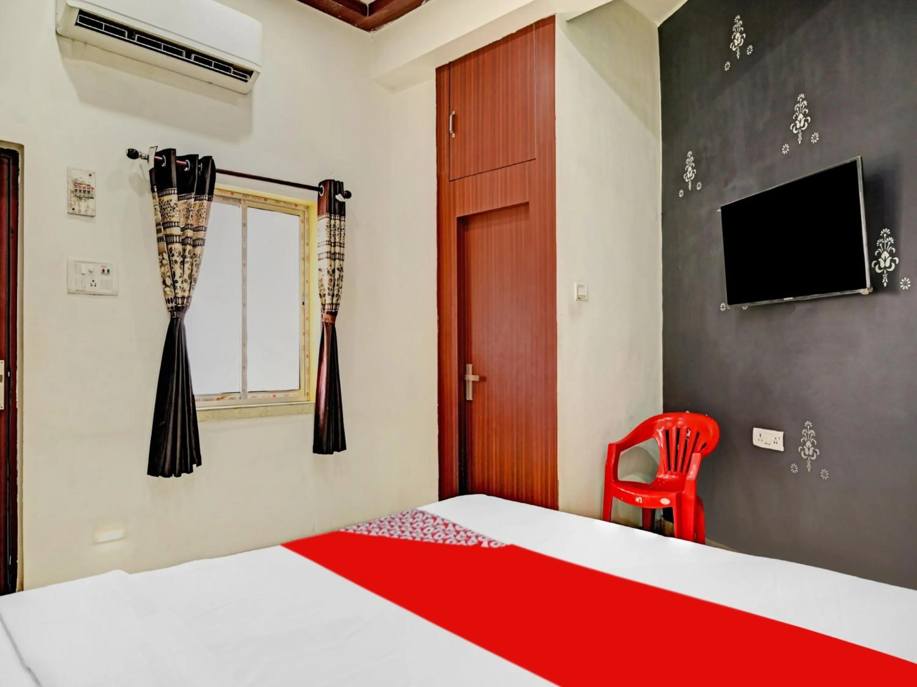 Bedroom, Bed in Hotel O LAXMI GUEST HOUSE JADAVPUR