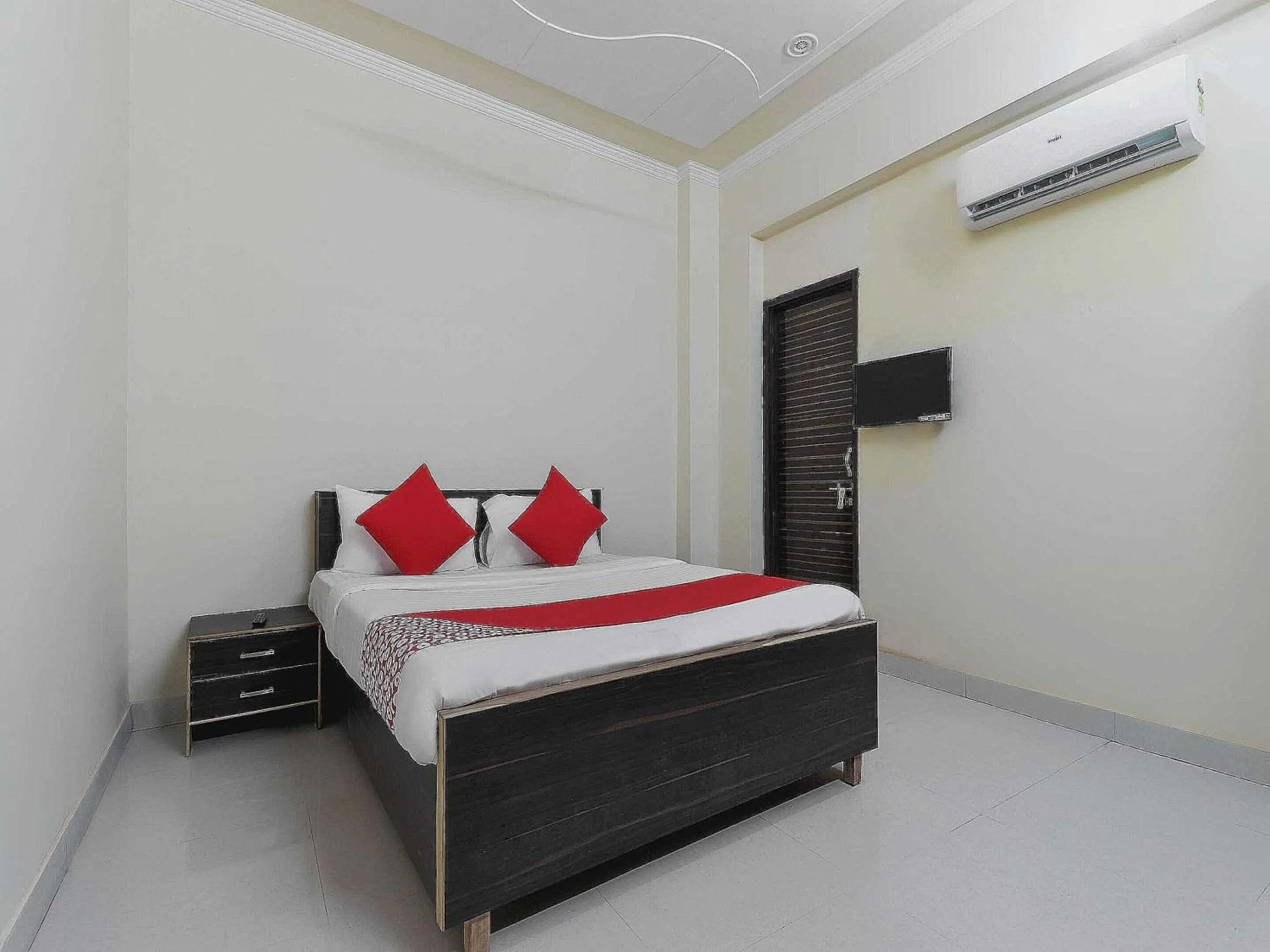 Bedroom, Bed in Hotel O The Knights Inn