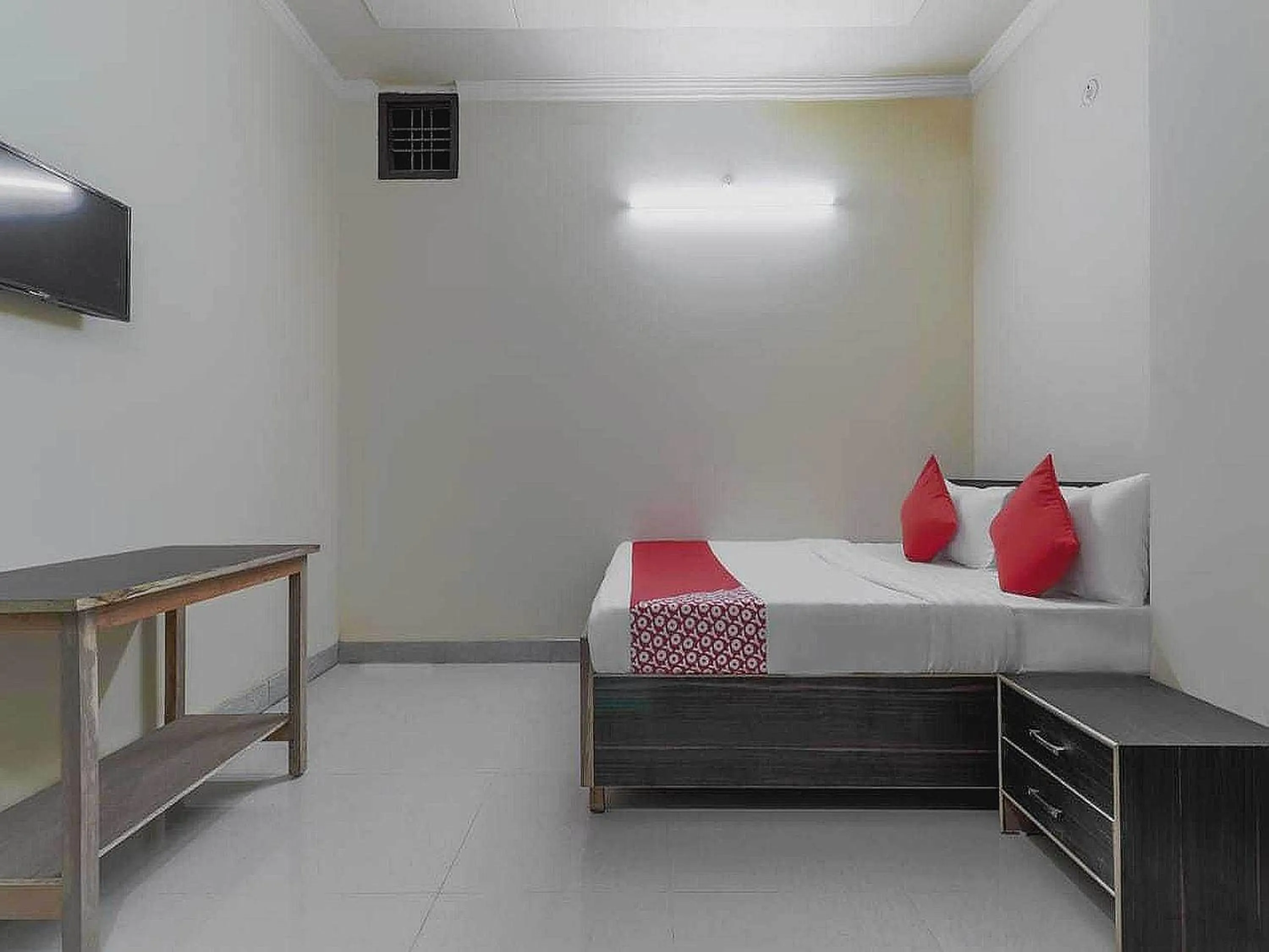 Bedroom, Bed in Hotel O The Knights Inn