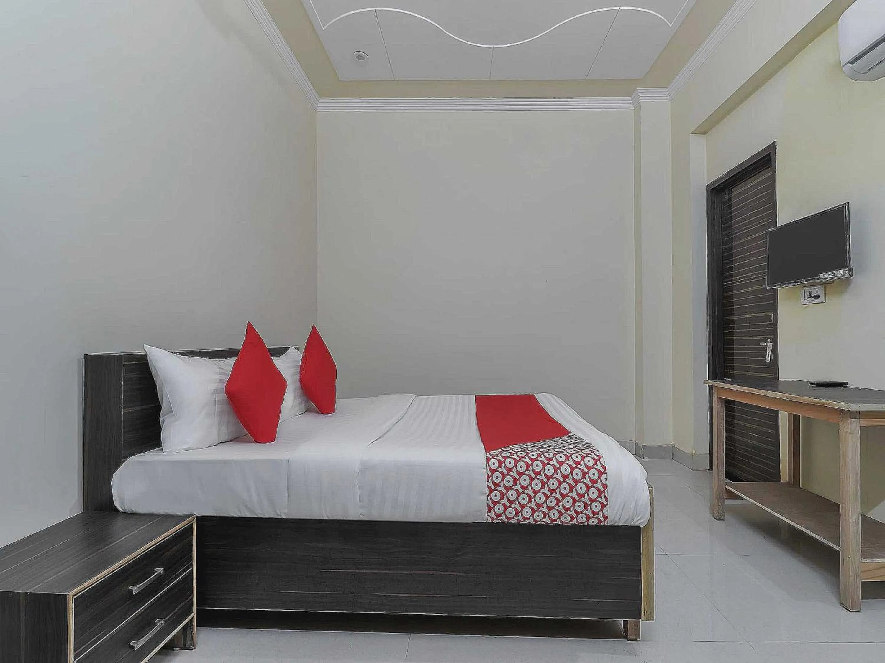 Bedroom, Bed in Hotel O The Knights Inn