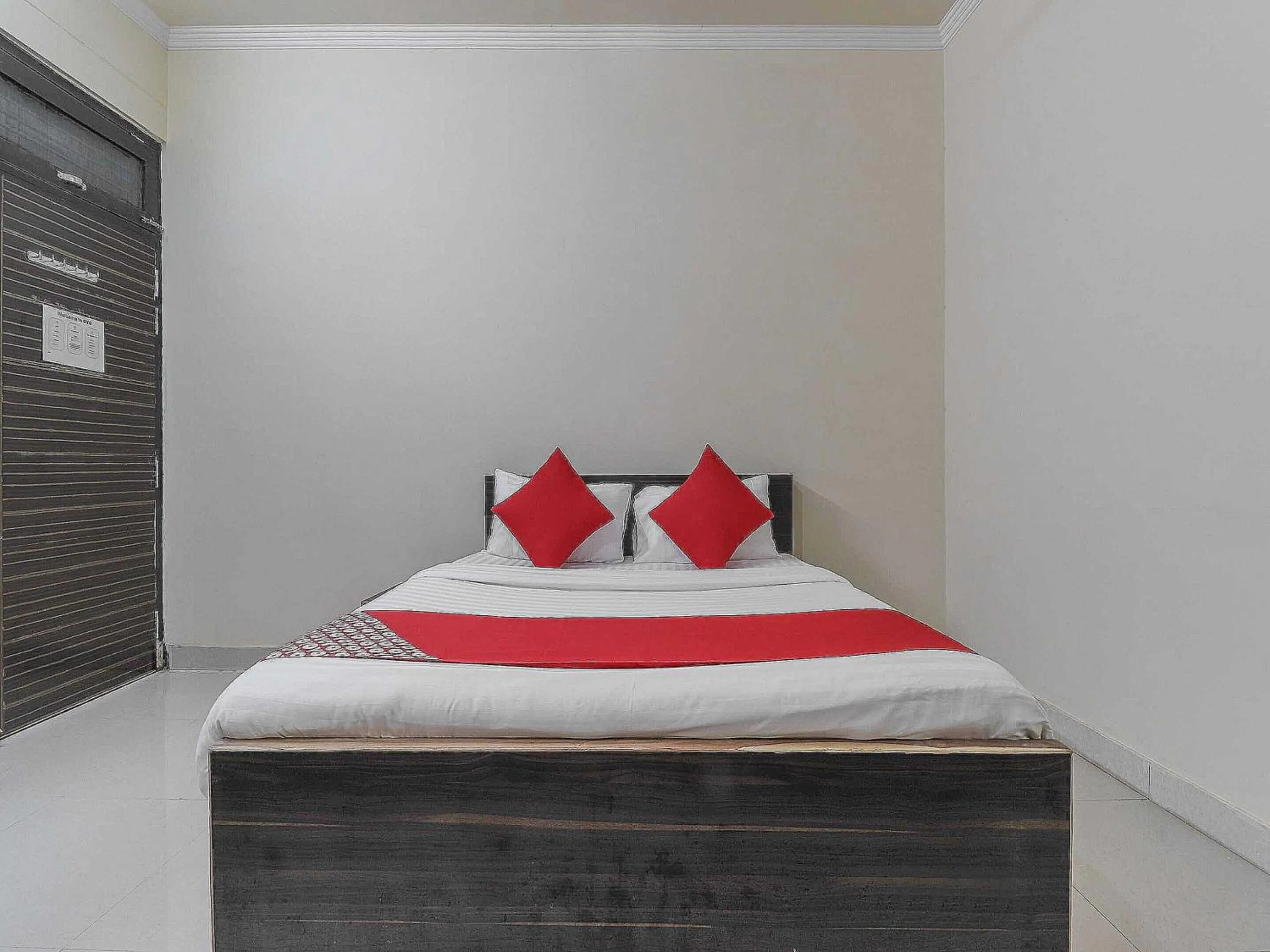 Facade/entrance, Bed in Hotel O The Knights Inn