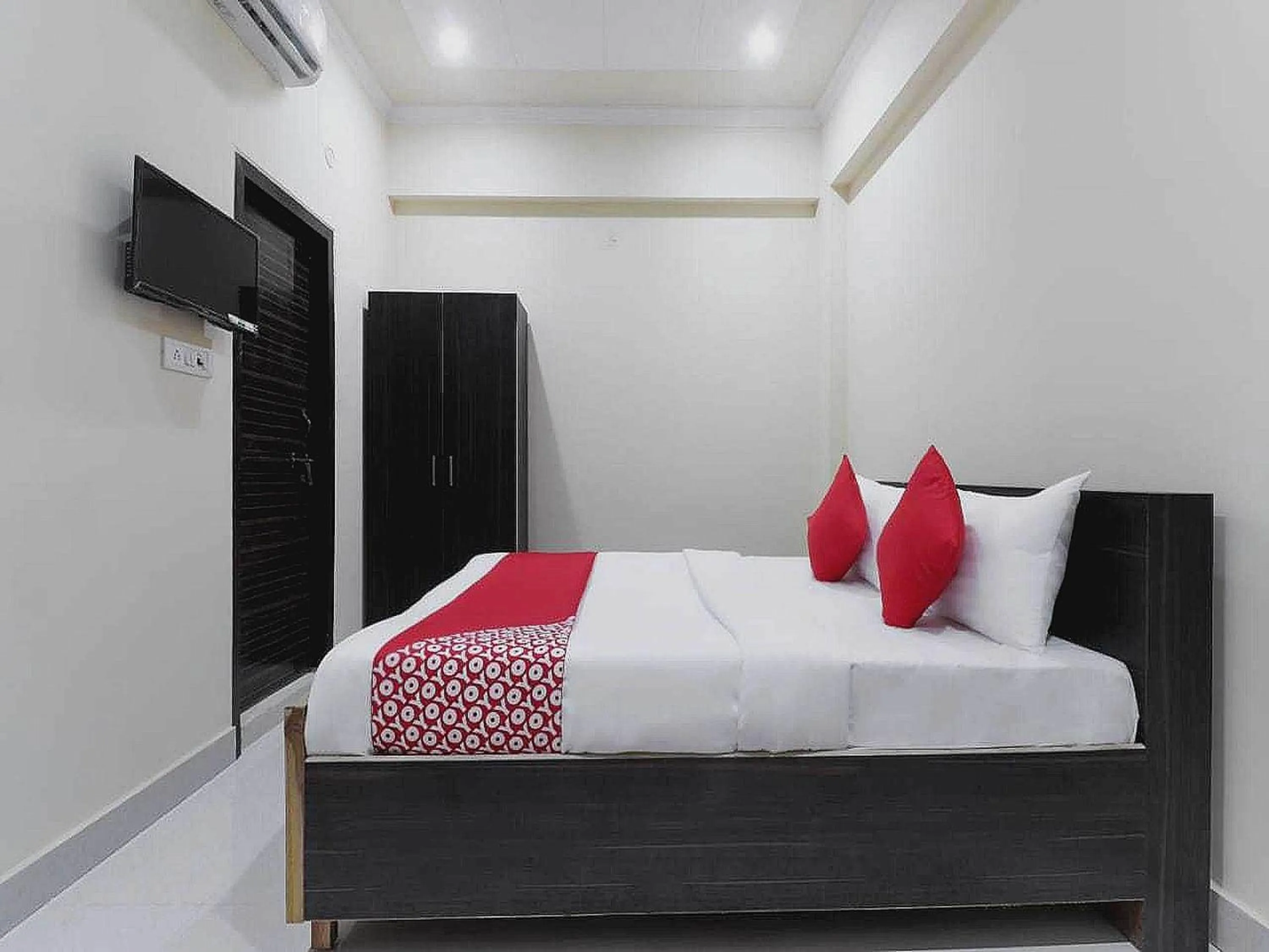 Bedroom, Bed in Hotel O The Knights Inn