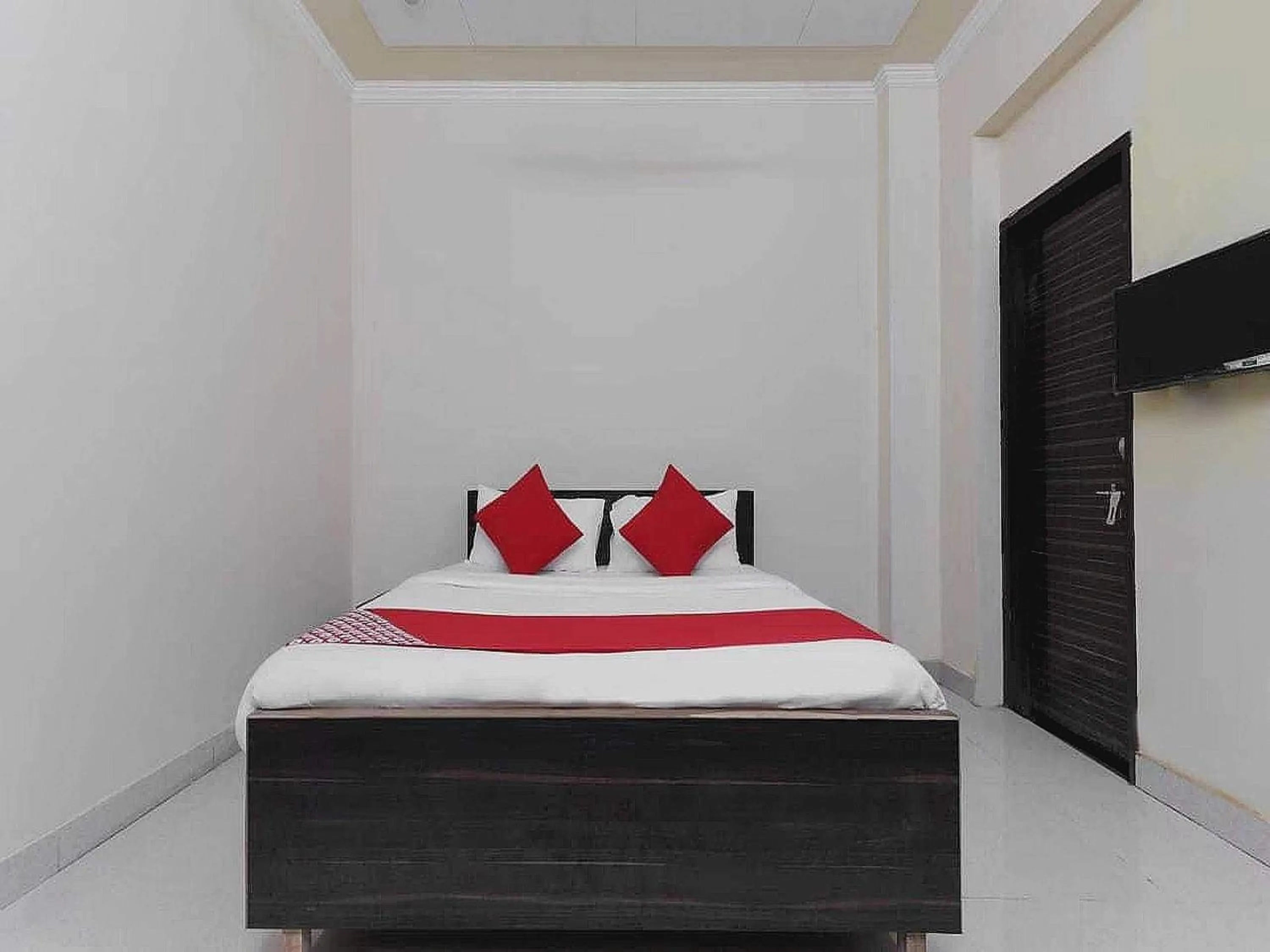 Bedroom, Bed in Hotel O The Knights Inn