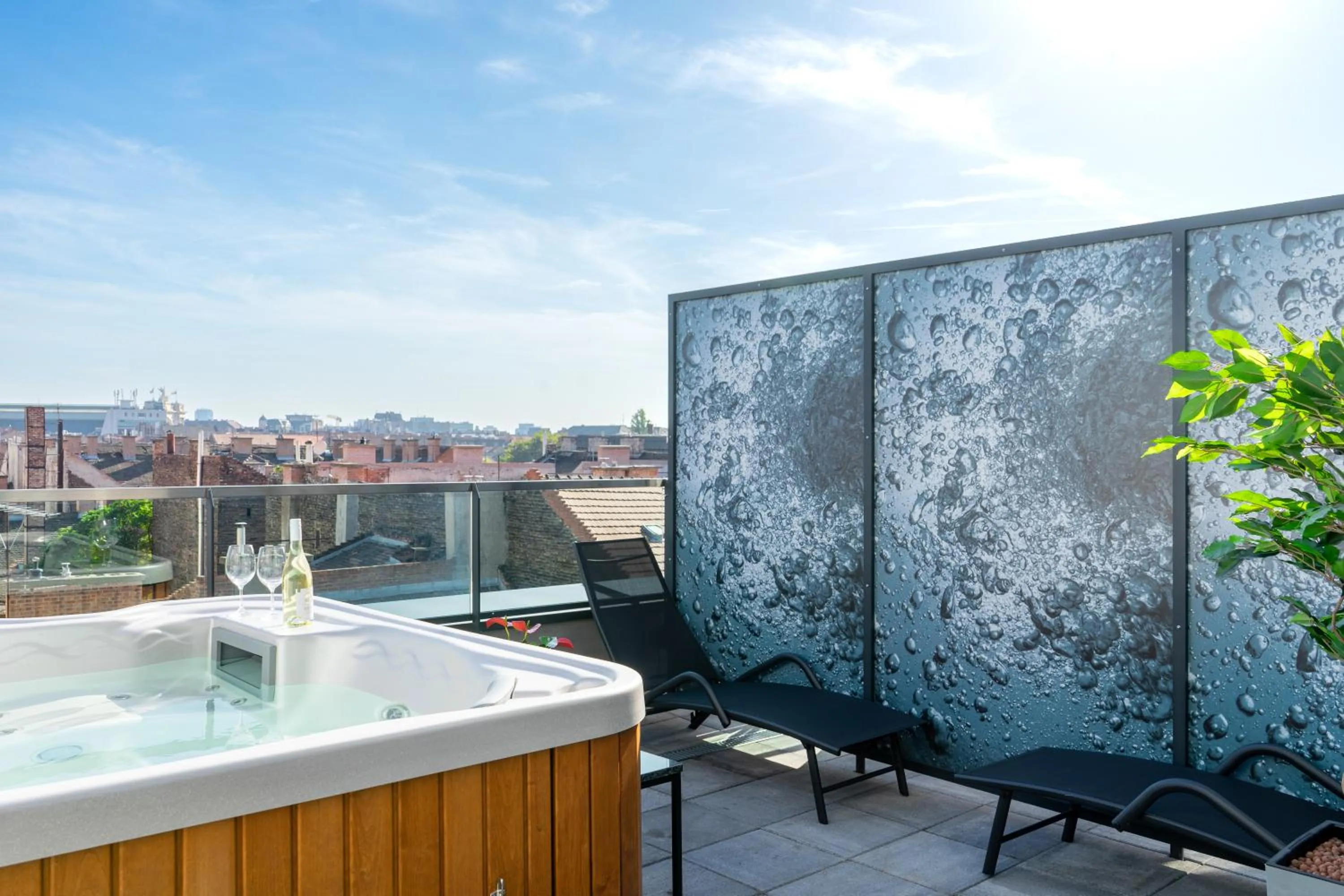 Hot Tub in Onyx Luxury Budapest