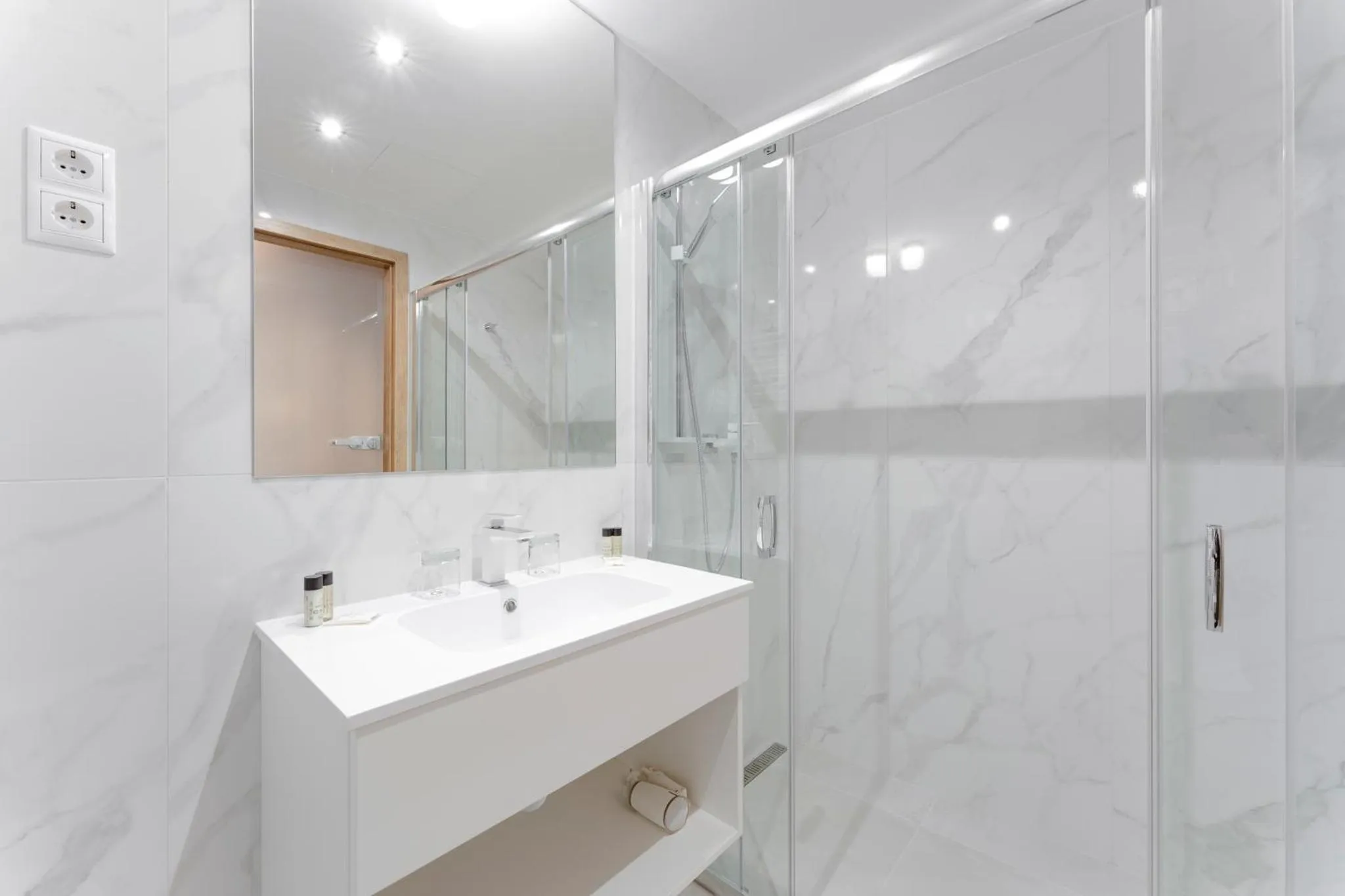 Shower in Onyx Luxury Budapest