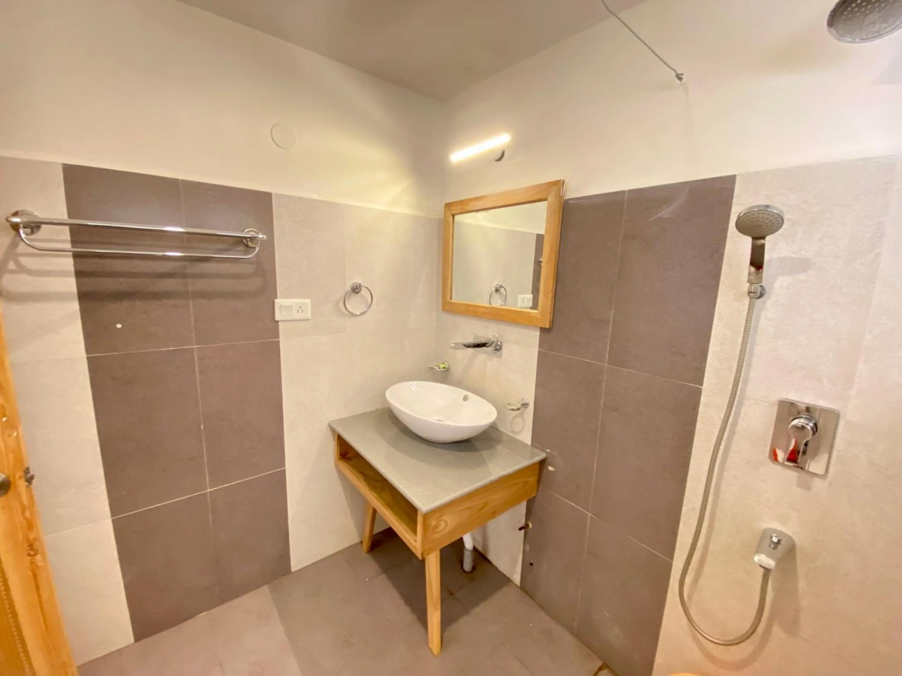 Shower in Hotel Palam Hills