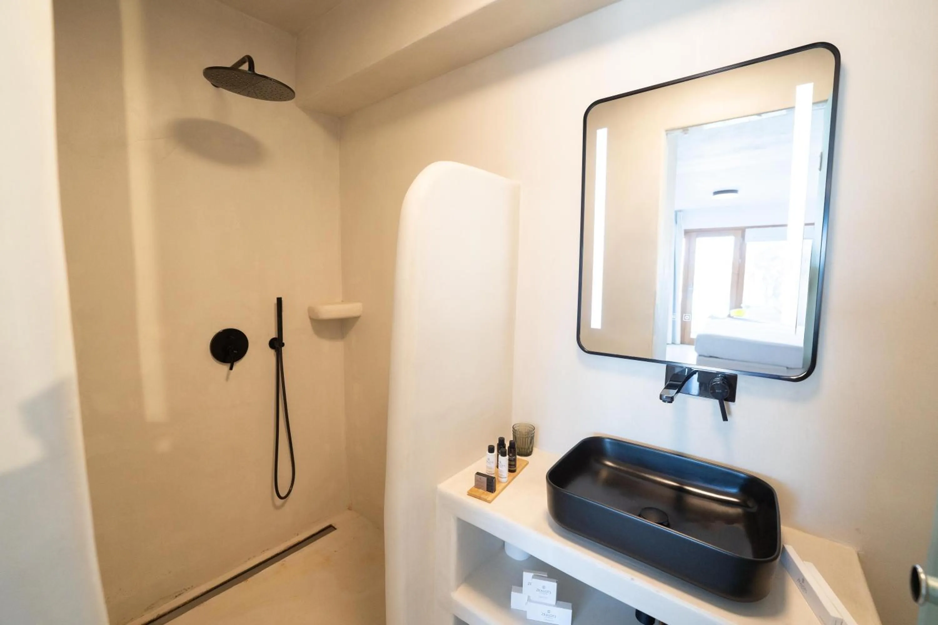 Shower in Divino Caldera