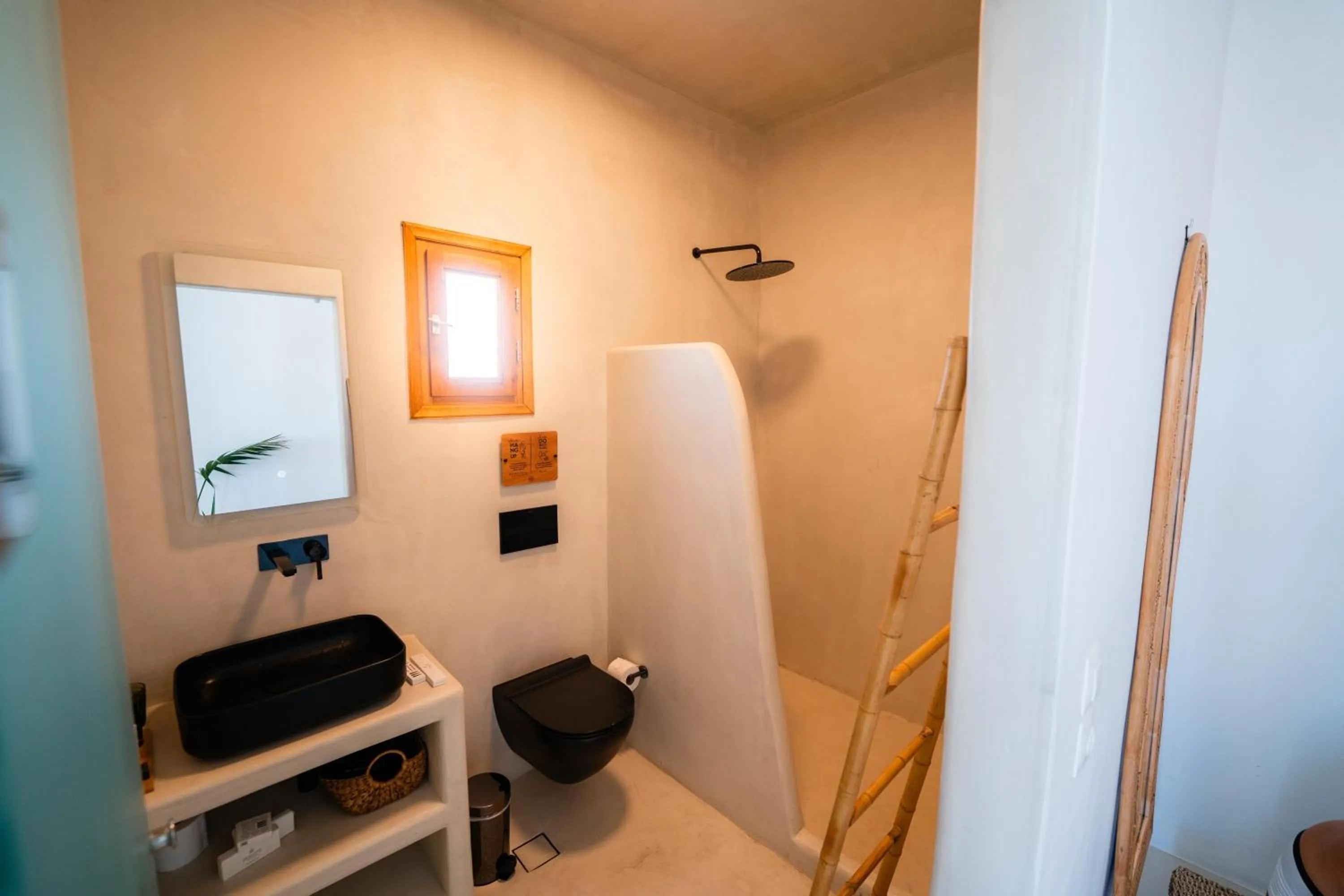 Toilet in Divino Caldera