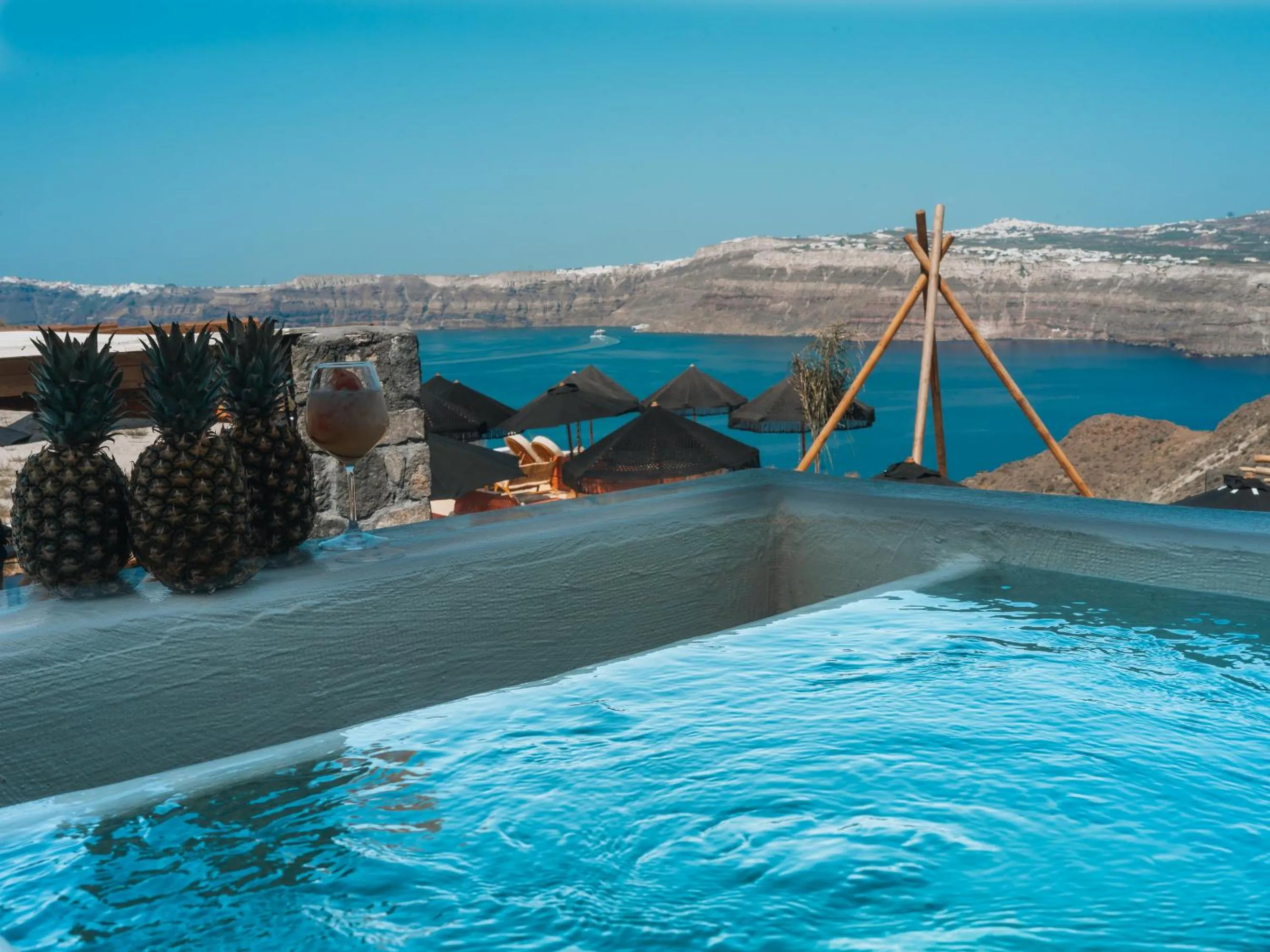 Pool view in Divino Caldera