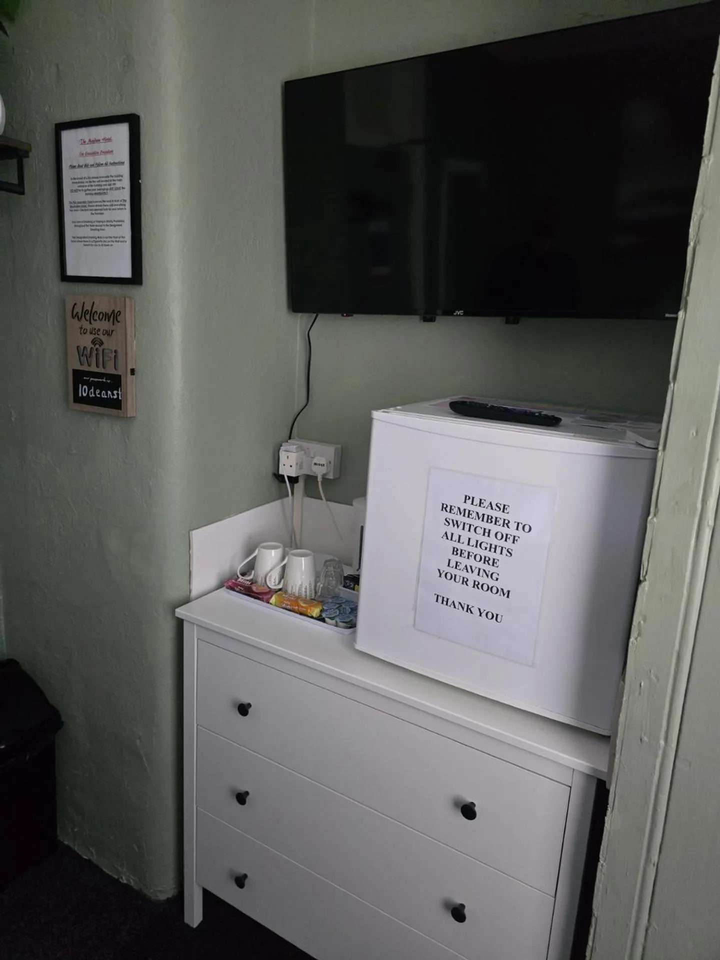 TV and multimedia in Maydene Hotel