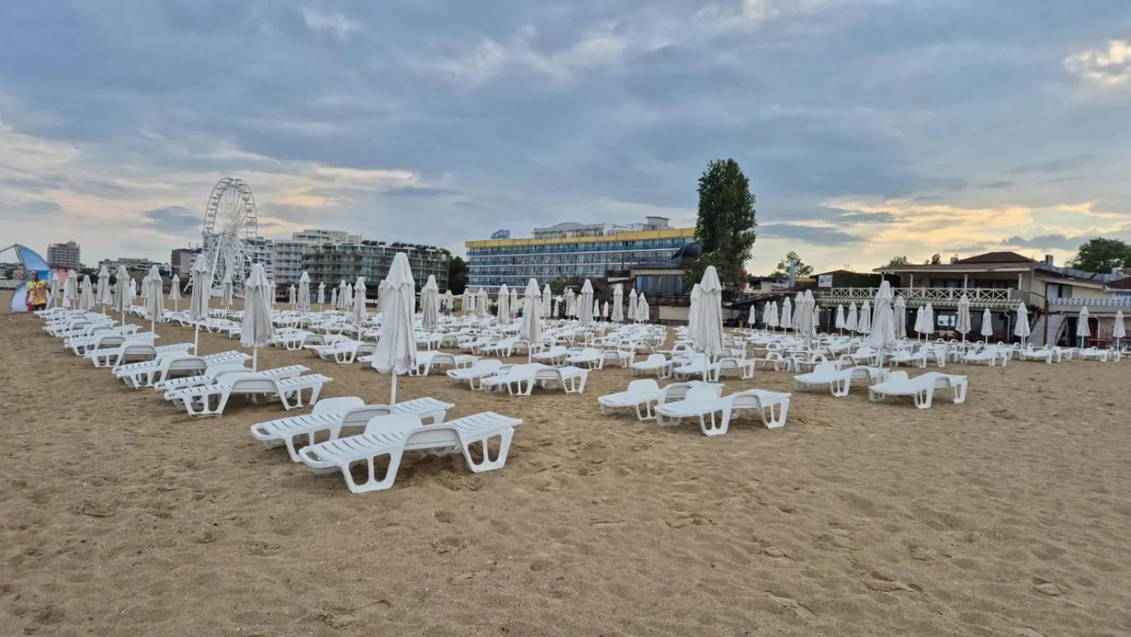 Grand Hotel Nirvana - All Inclusive & Free Beach Access