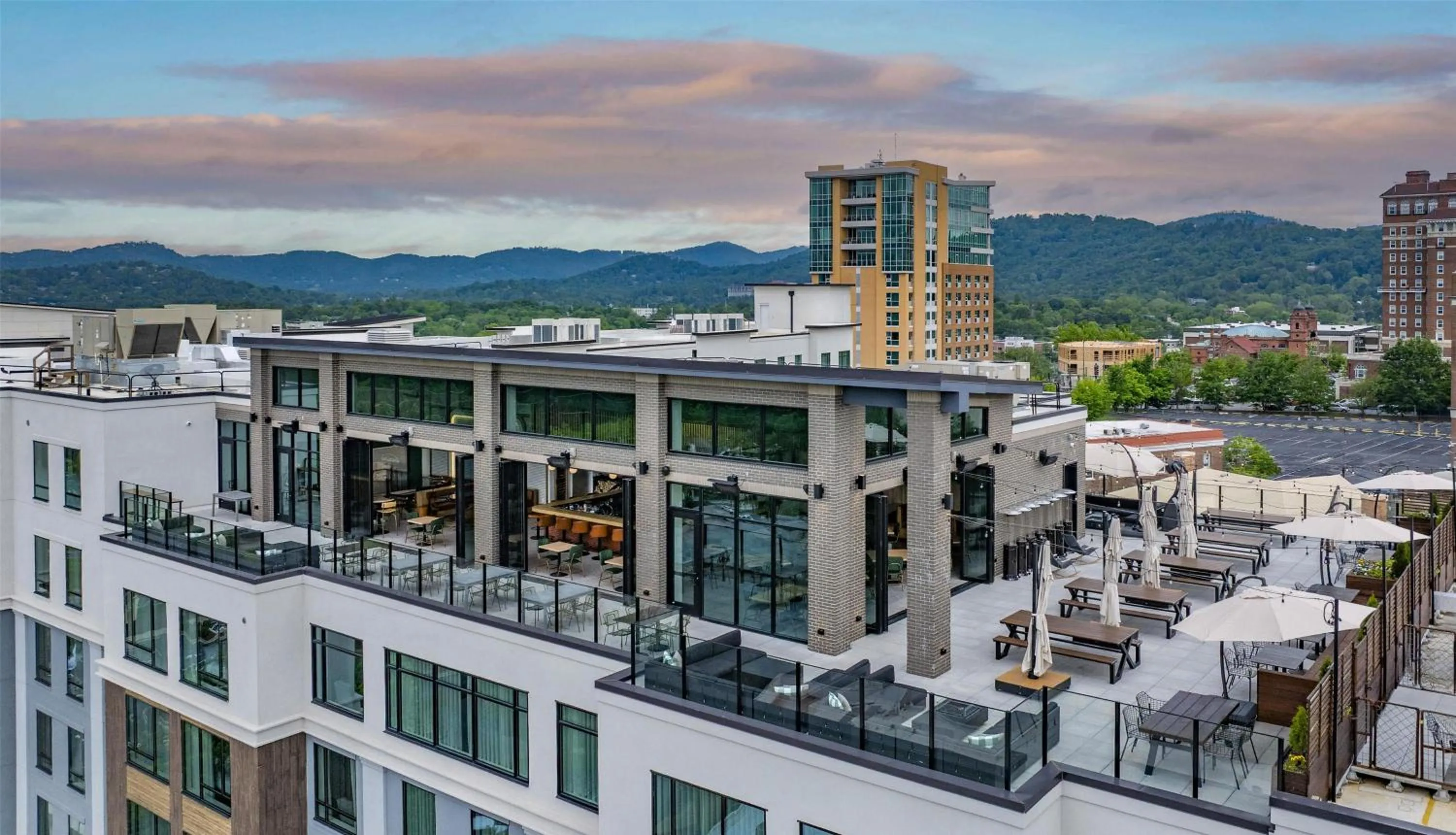 Lounge or bar in Embassy Suites By Hilton Asheville Downtown