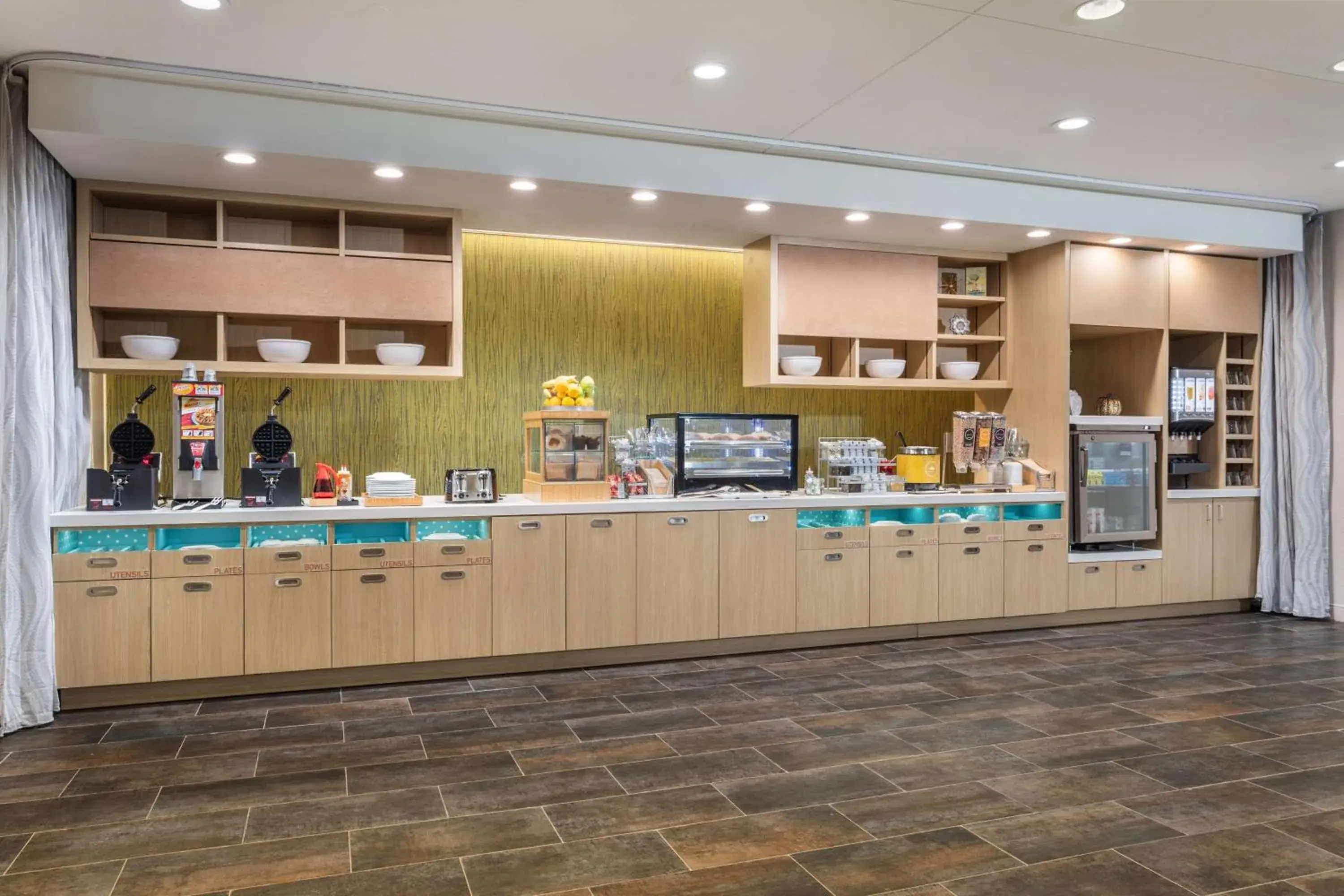 Breakfast in Home2 Suites By Hilton Cedar Rapids Westdale Breakfast in Home2 Suites By Hilton Cedar Rapids Westdale