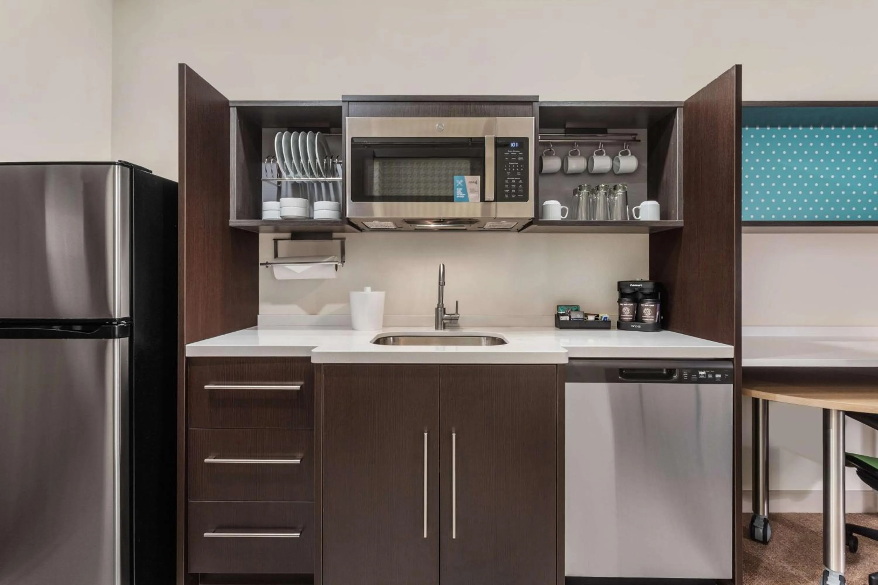 Kitchen or kitchenette in Home2 Suites By Hilton Cedar Rapids Westdale