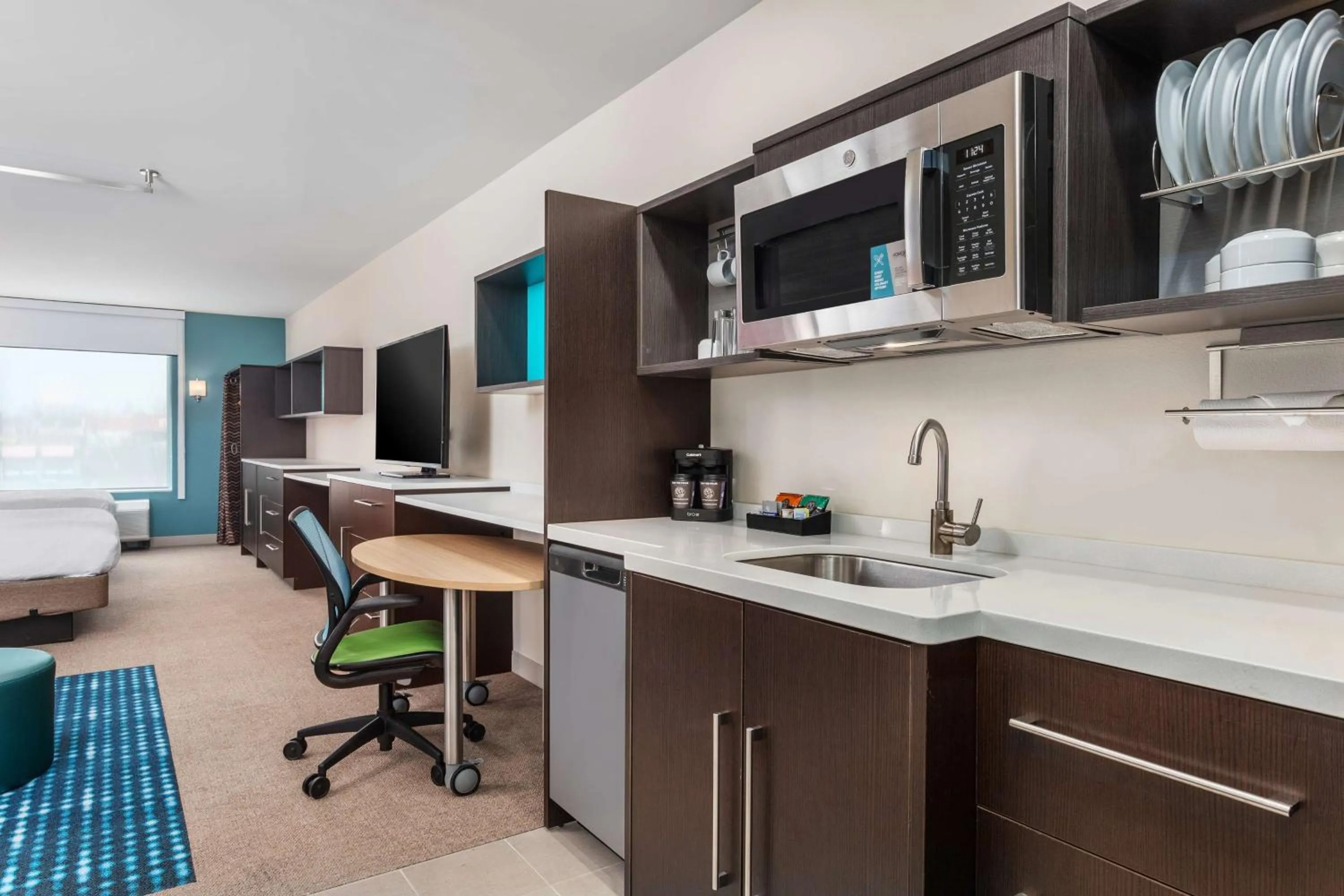 Kitchen or kitchenette in Home2 Suites By Hilton Cedar Rapids Westdale