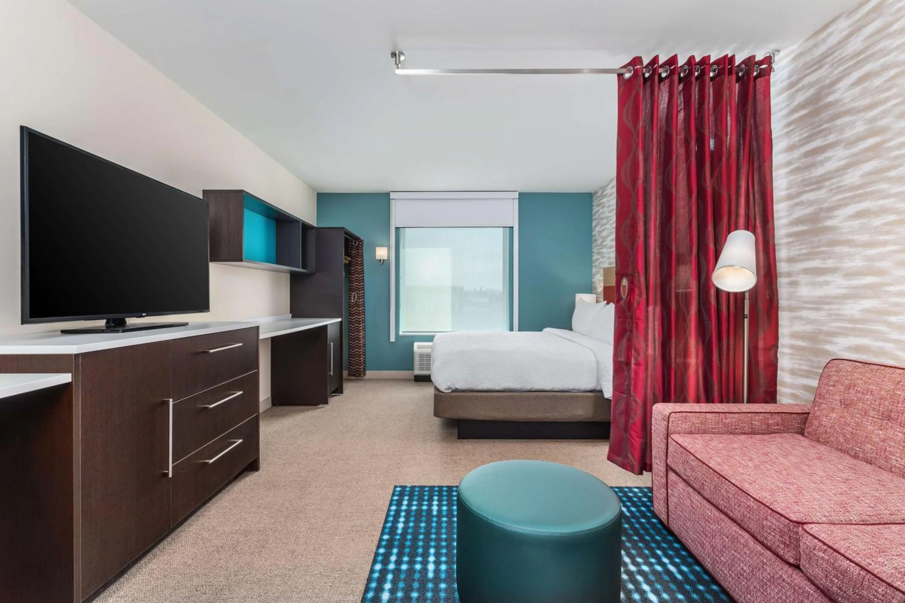 Living room, Bed in Home2 Suites By Hilton Cedar Rapids Westdale