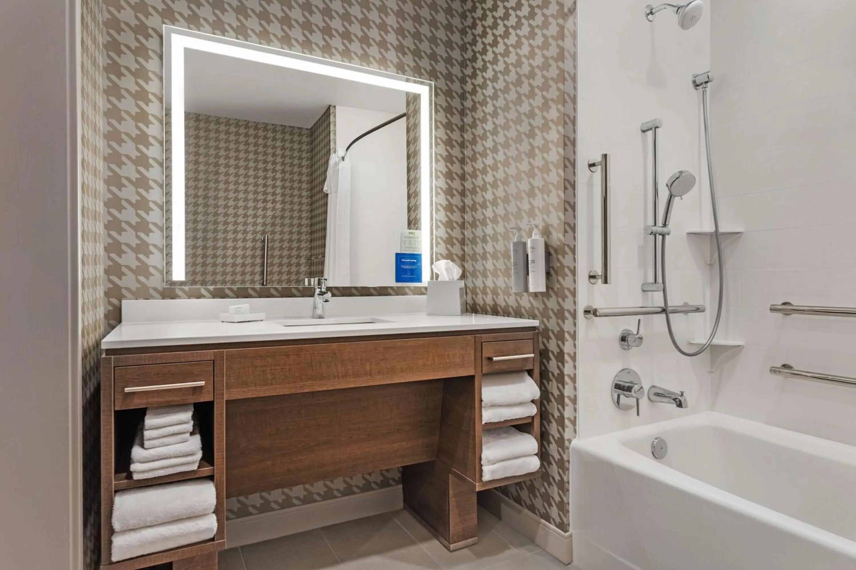 Bathroom in Home2 Suites By Hilton Cedar Rapids Westdale