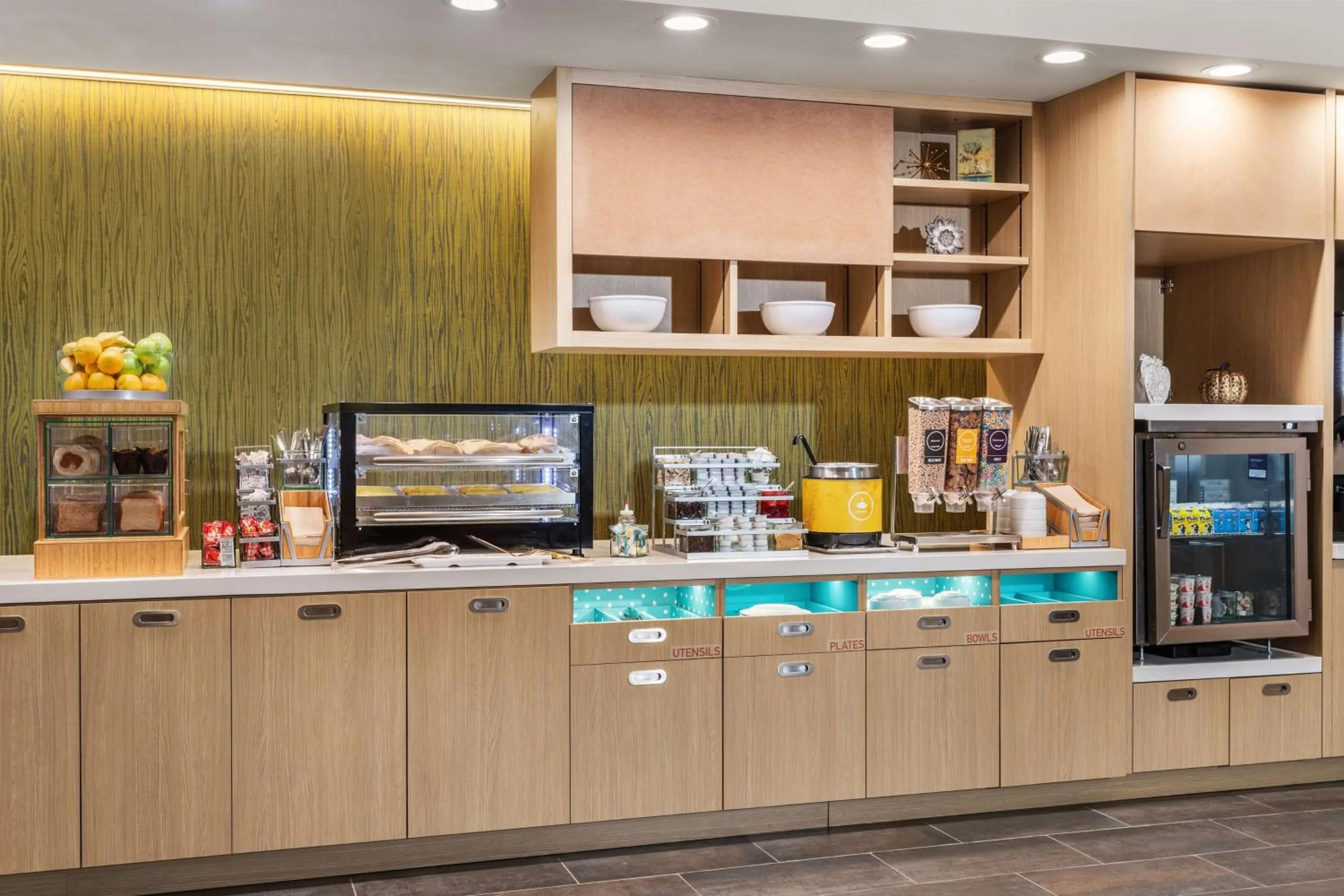 Breakfast in Home2 Suites By Hilton Cedar Rapids Westdale