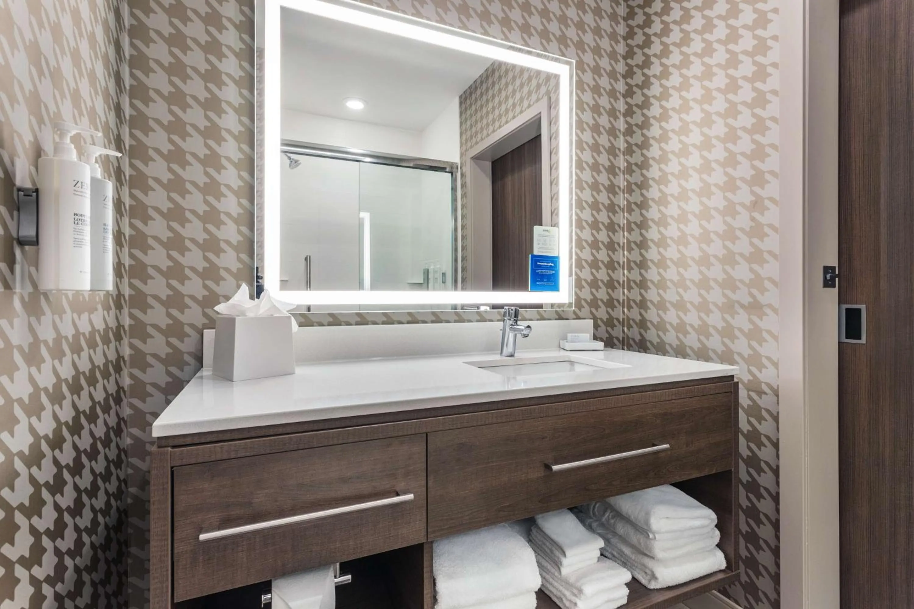 Bathroom in Home2 Suites By Hilton Cedar Rapids Westdale