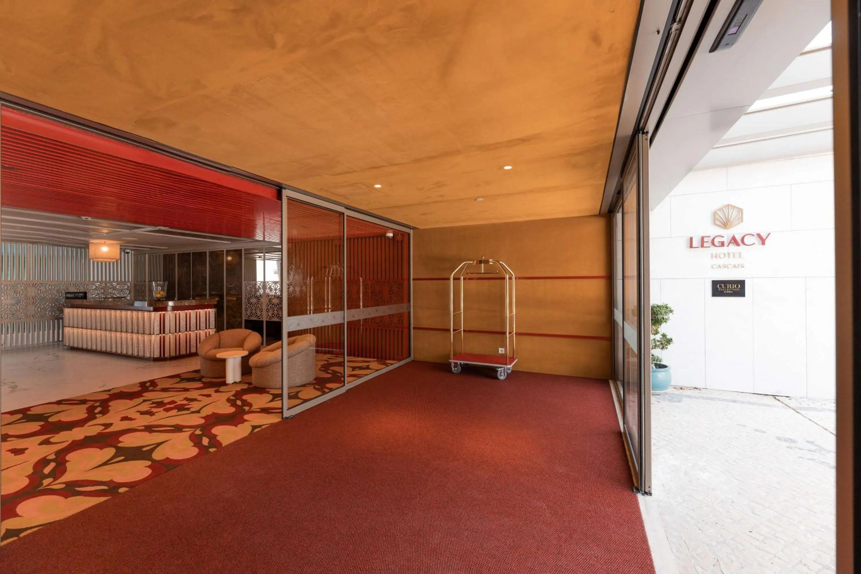 Lobby or reception, Bed in Legacy Hotel Cascais, Curio Collection By Hilton