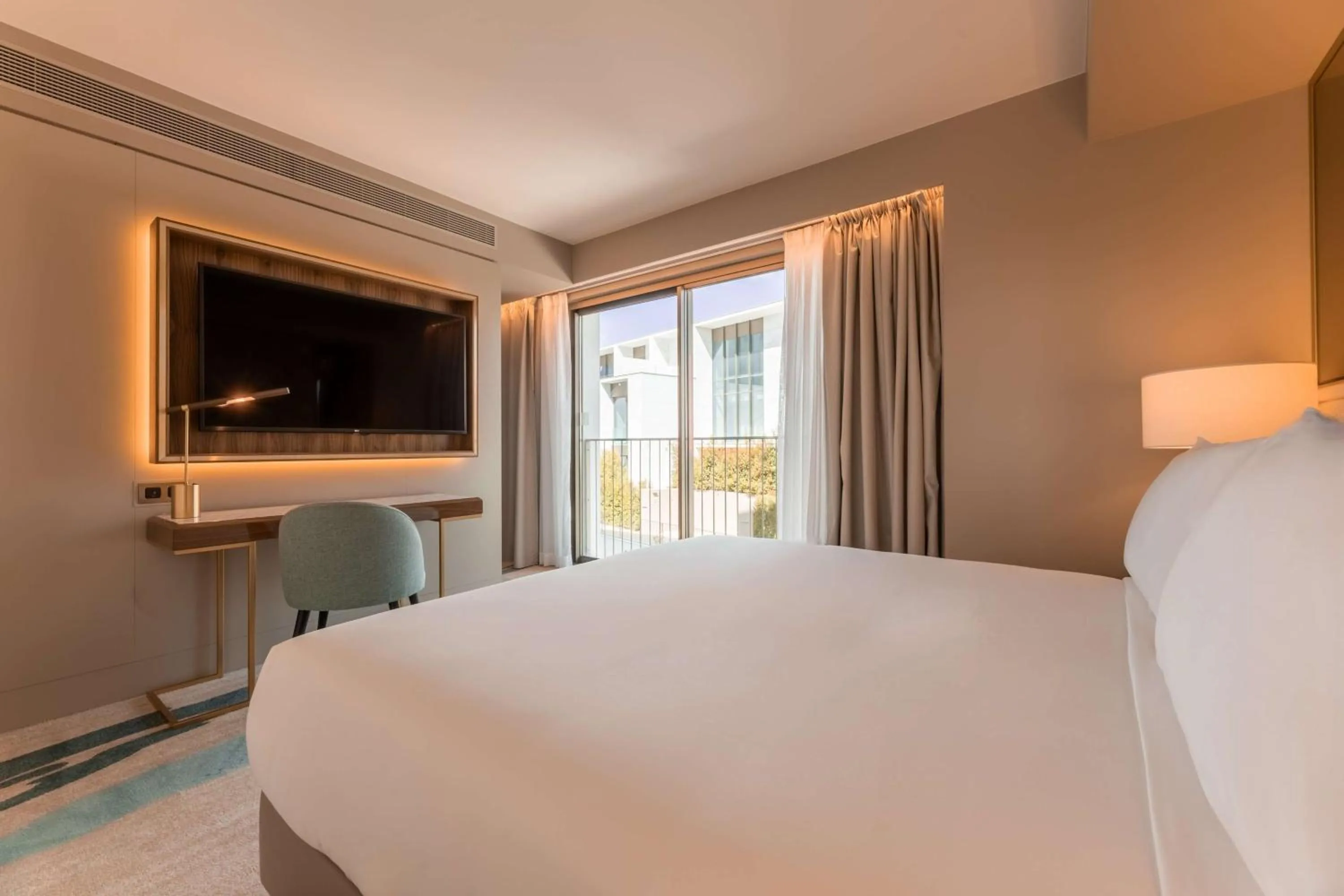 Bed in Legacy Hotel Cascais, Curio Collection By Hilton