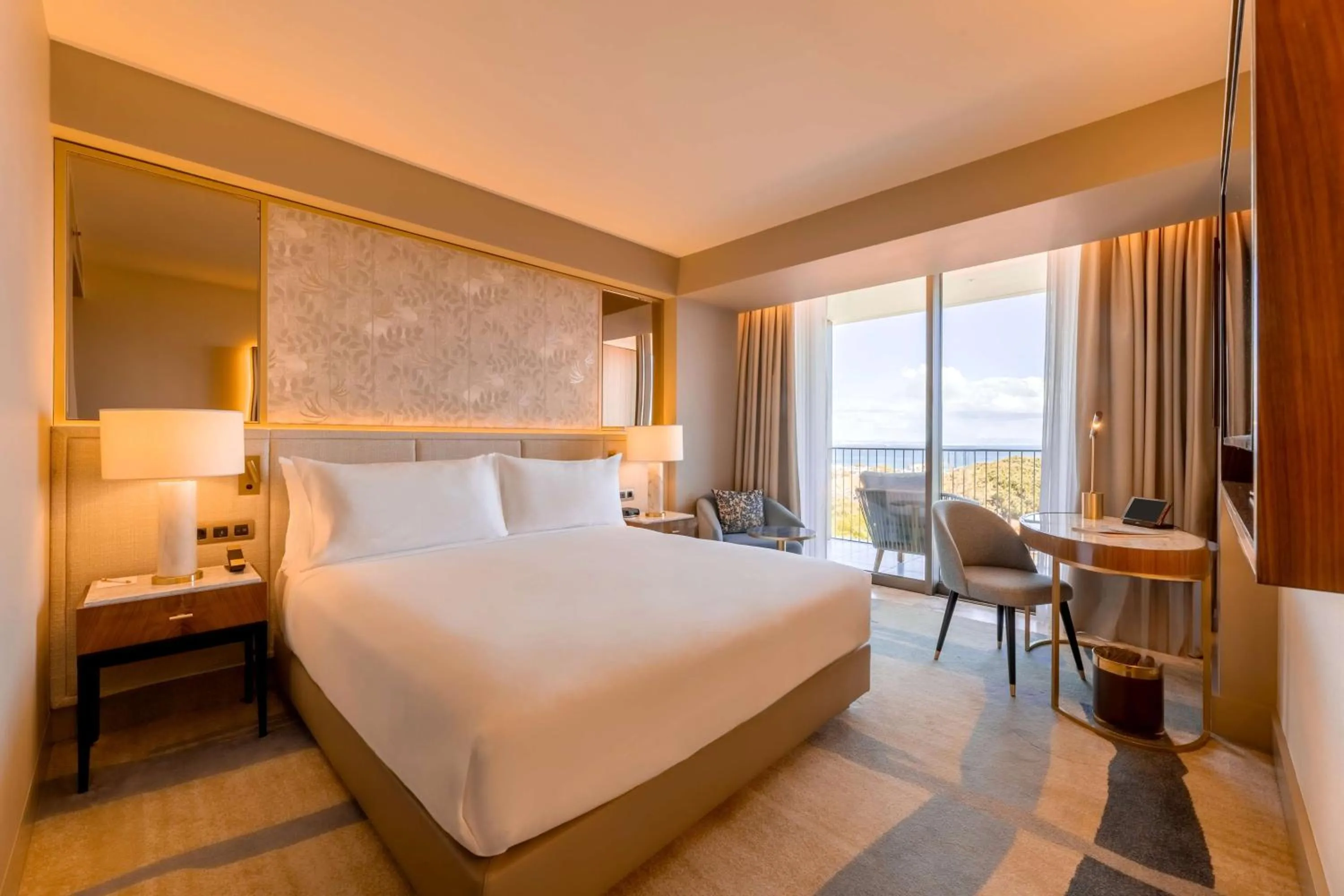 Bed in Legacy Hotel Cascais, Curio Collection By Hilton