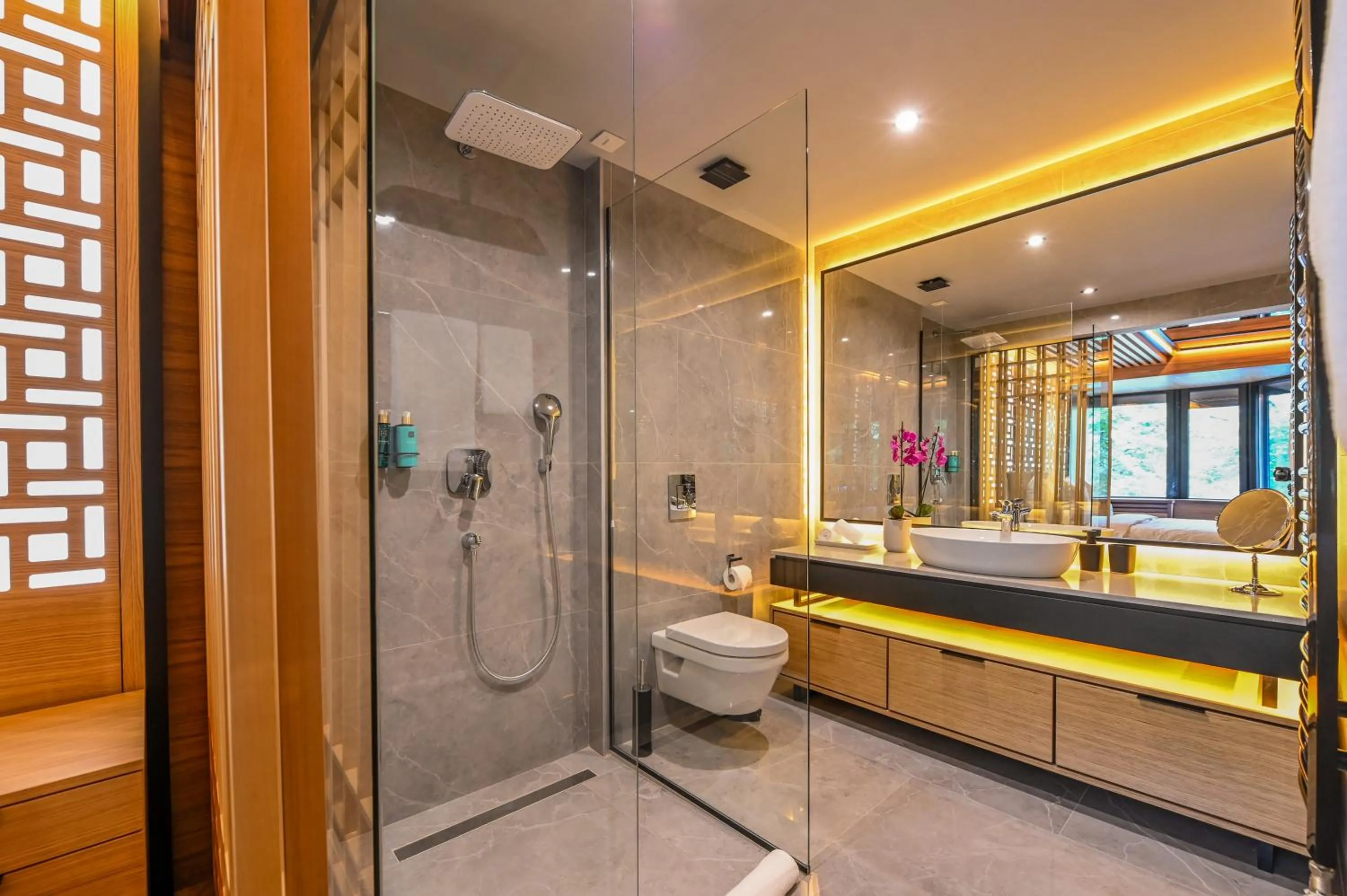 Shower in Hanami Design Hotel