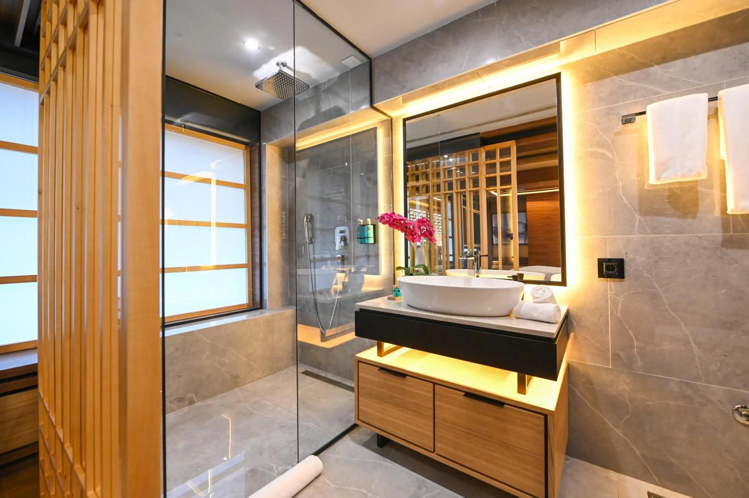 Shower in Hanami Design Hotel