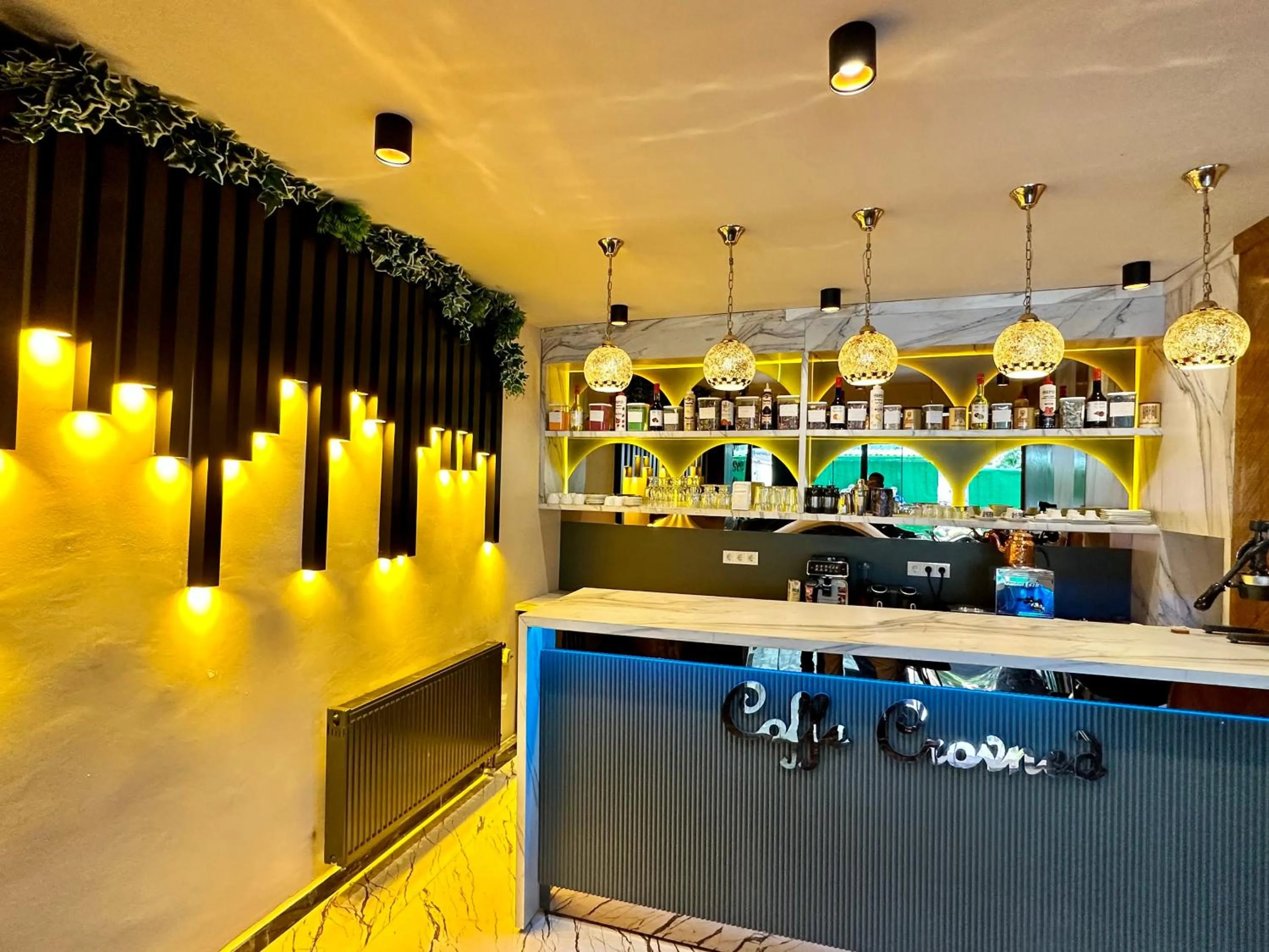 Restaurant/places to eat in Crowned Plus Hotel