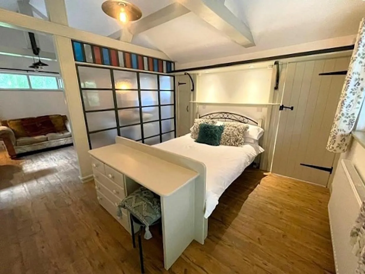 Bedroom, Bed in Woodman's Farm