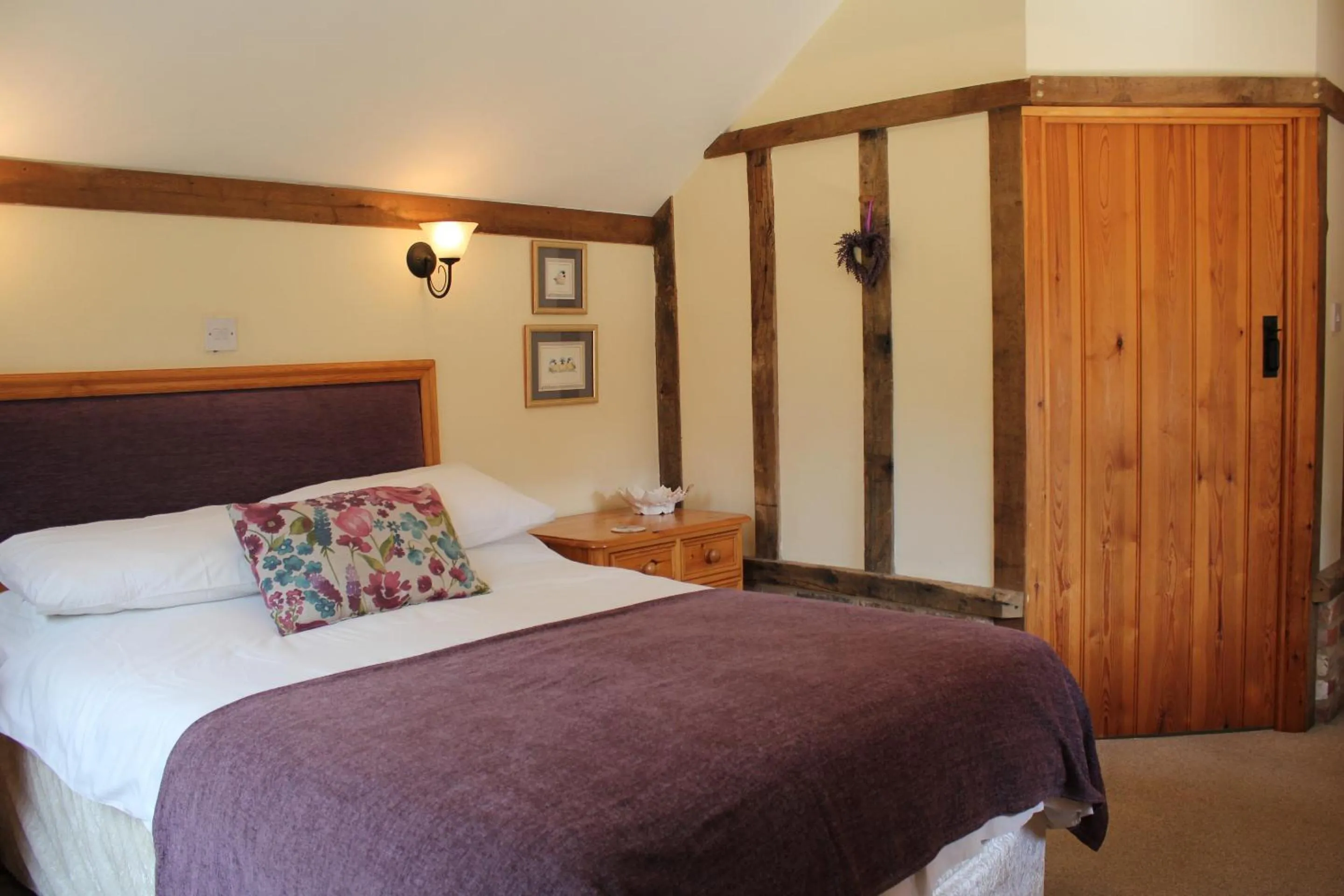 Bedroom, Bed in Woodman's Farm