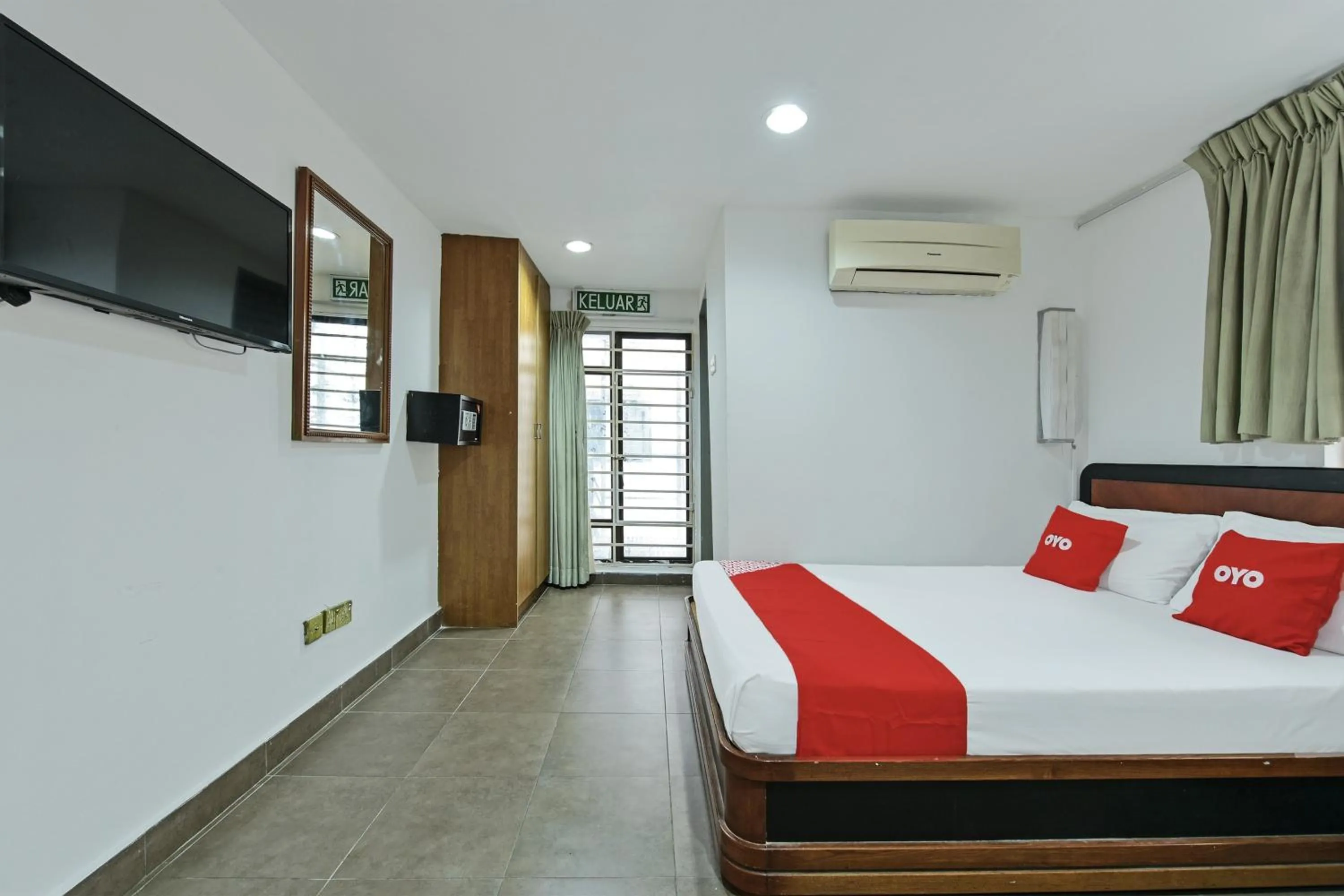 Photo of the whole room, Bed in Super OYO 90780 J Hotel Bukit Bintang