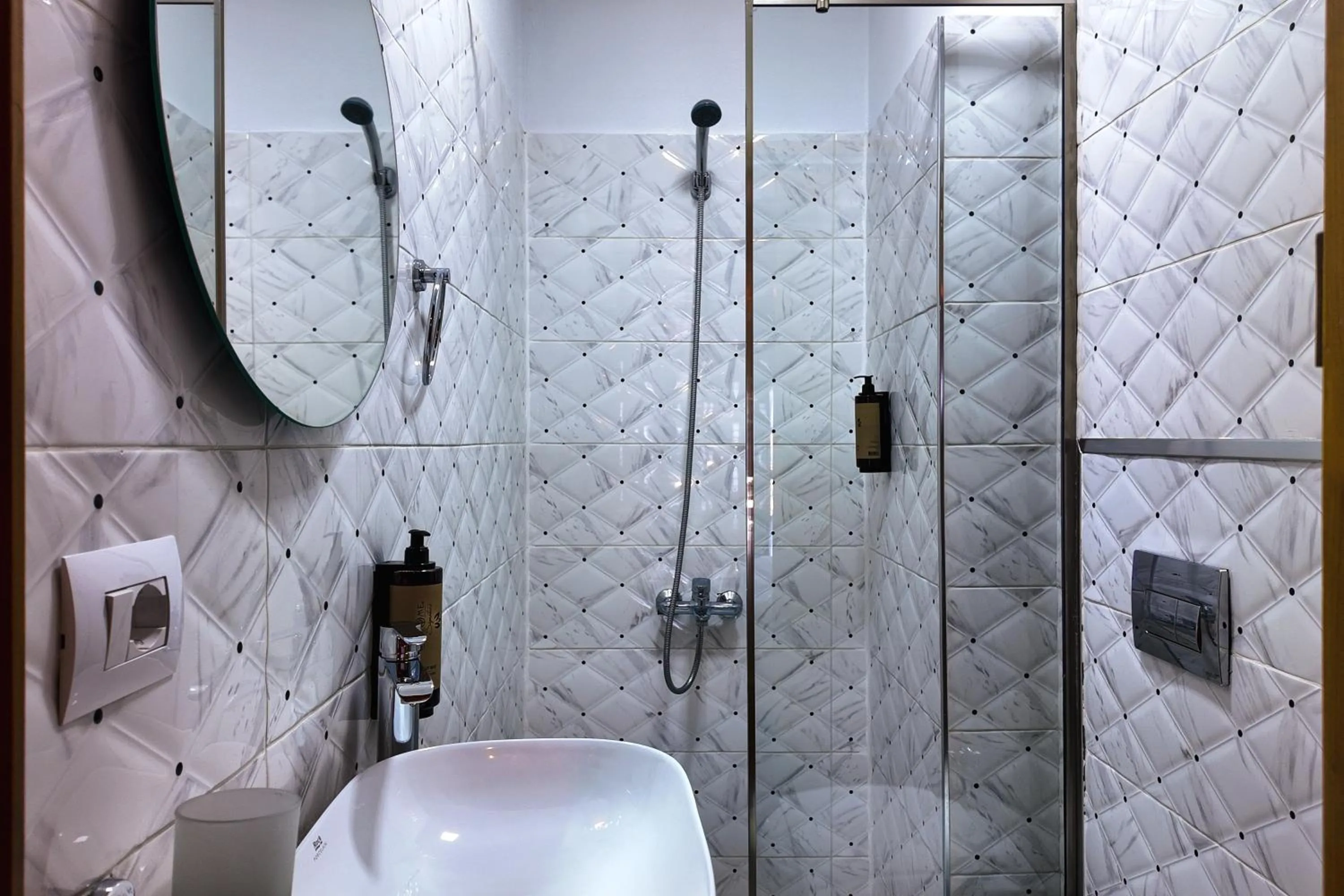 Bathroom in Porta7 Hotel