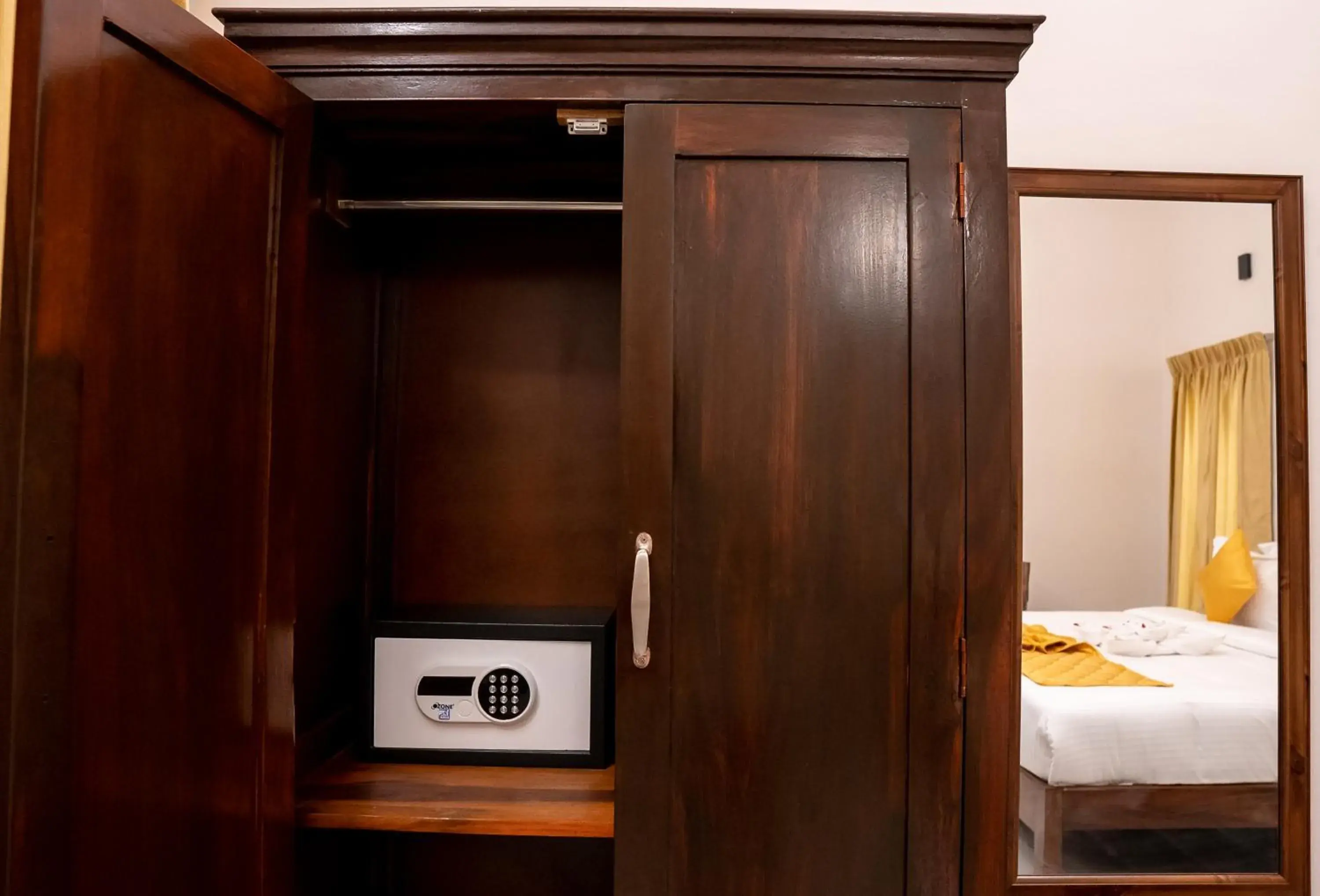 wardrobe, Bed in Palais de Pondichéry wardrobe, Bed in Palais de Pondichéry