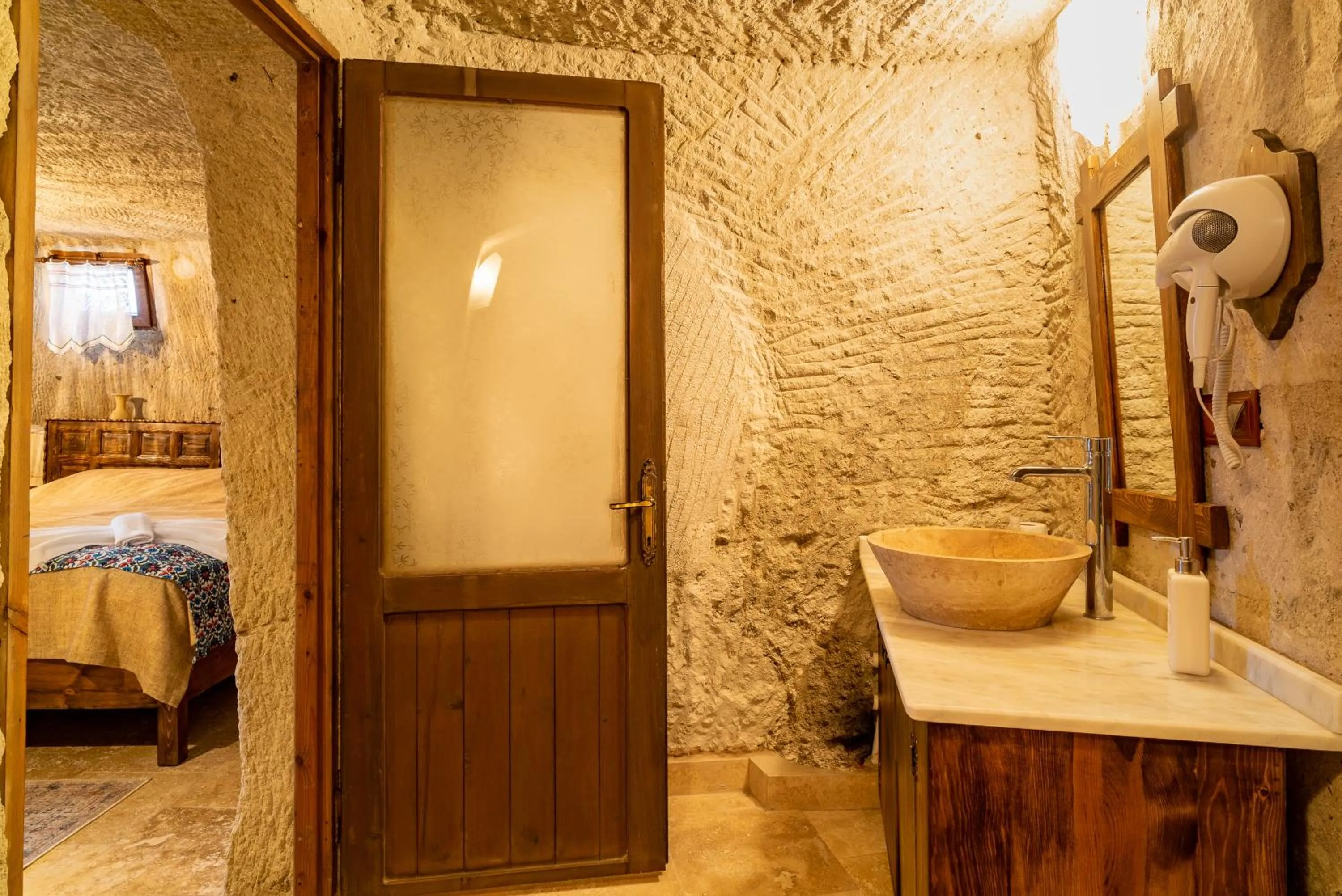 Shower, Bed in Cappadocia inans Cave & Swimming Pool Hot