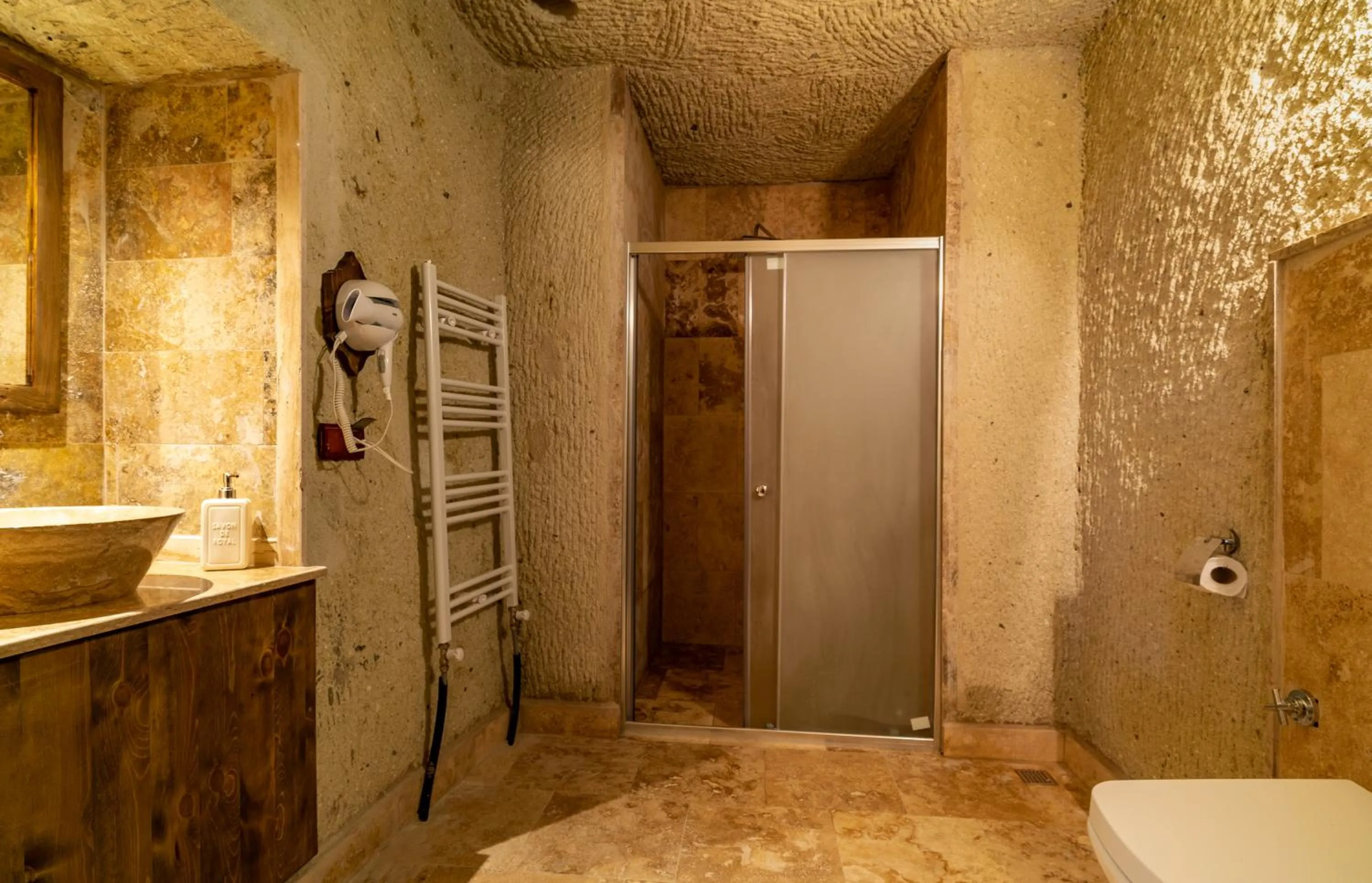 Shower in Cappadocia inans Cave & Swimming Pool Hot