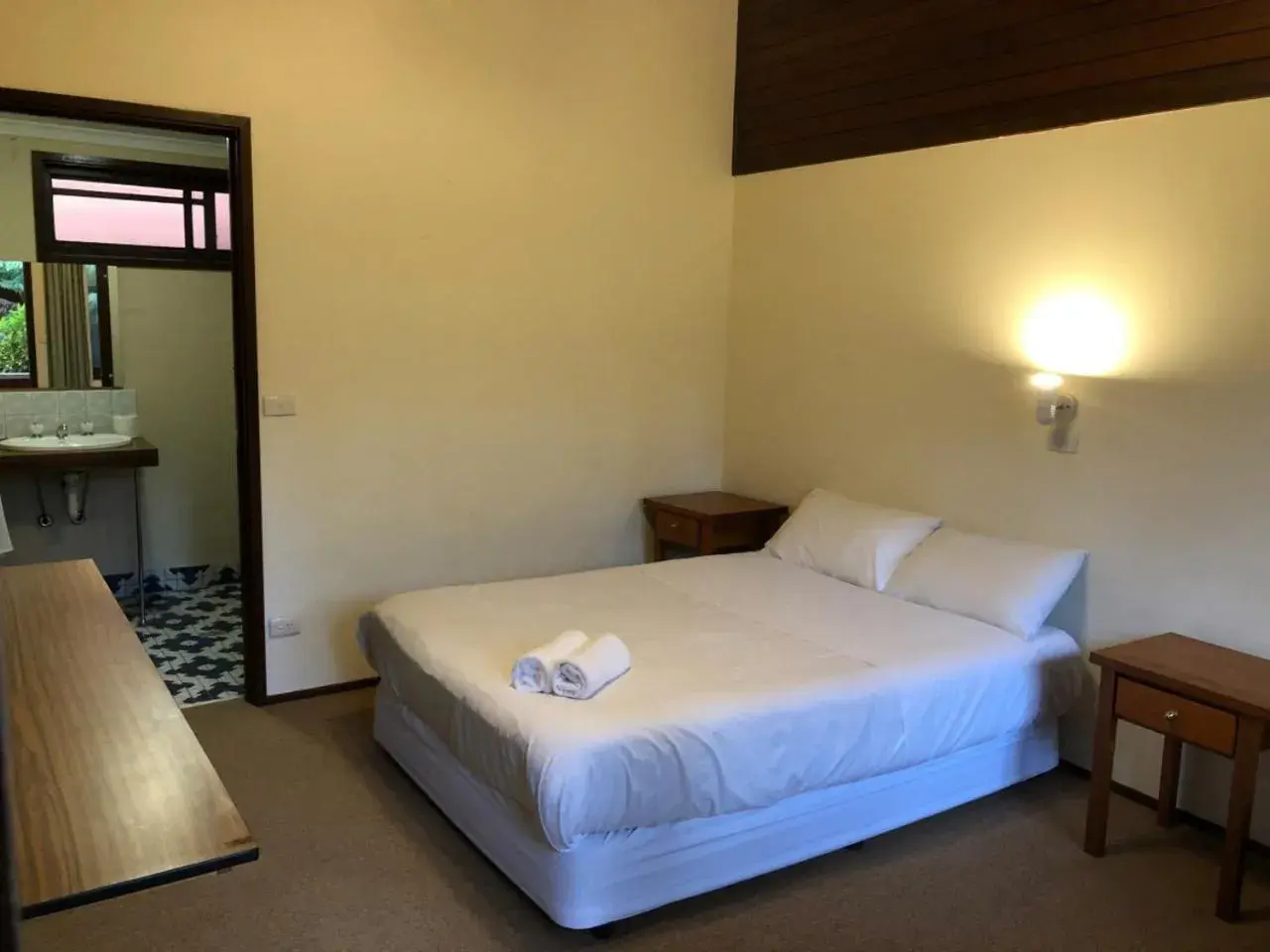 Double Room with Private Bathroom in Green Gables Motel in Warburton Double Room with Private Bathroom in Green Gables Motel in Warburton