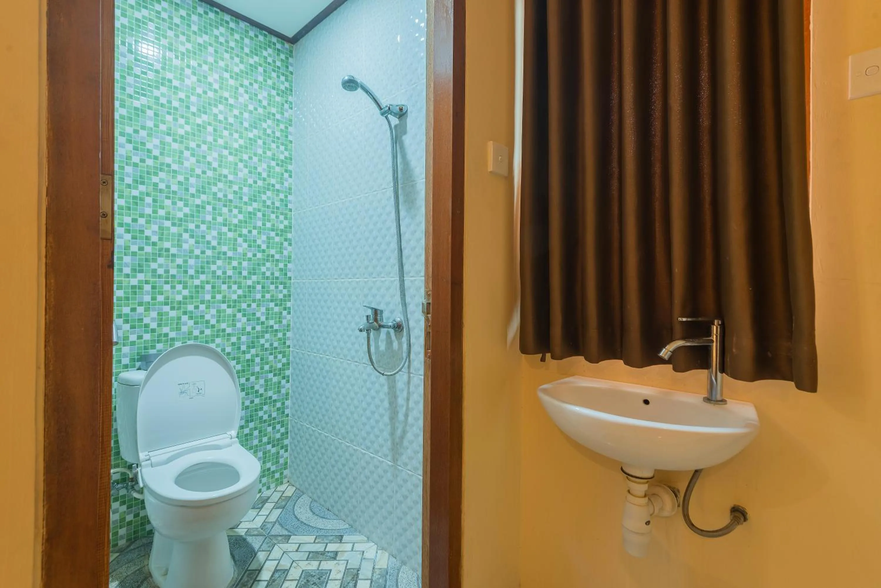 Shower in Liliy Guest House Legian