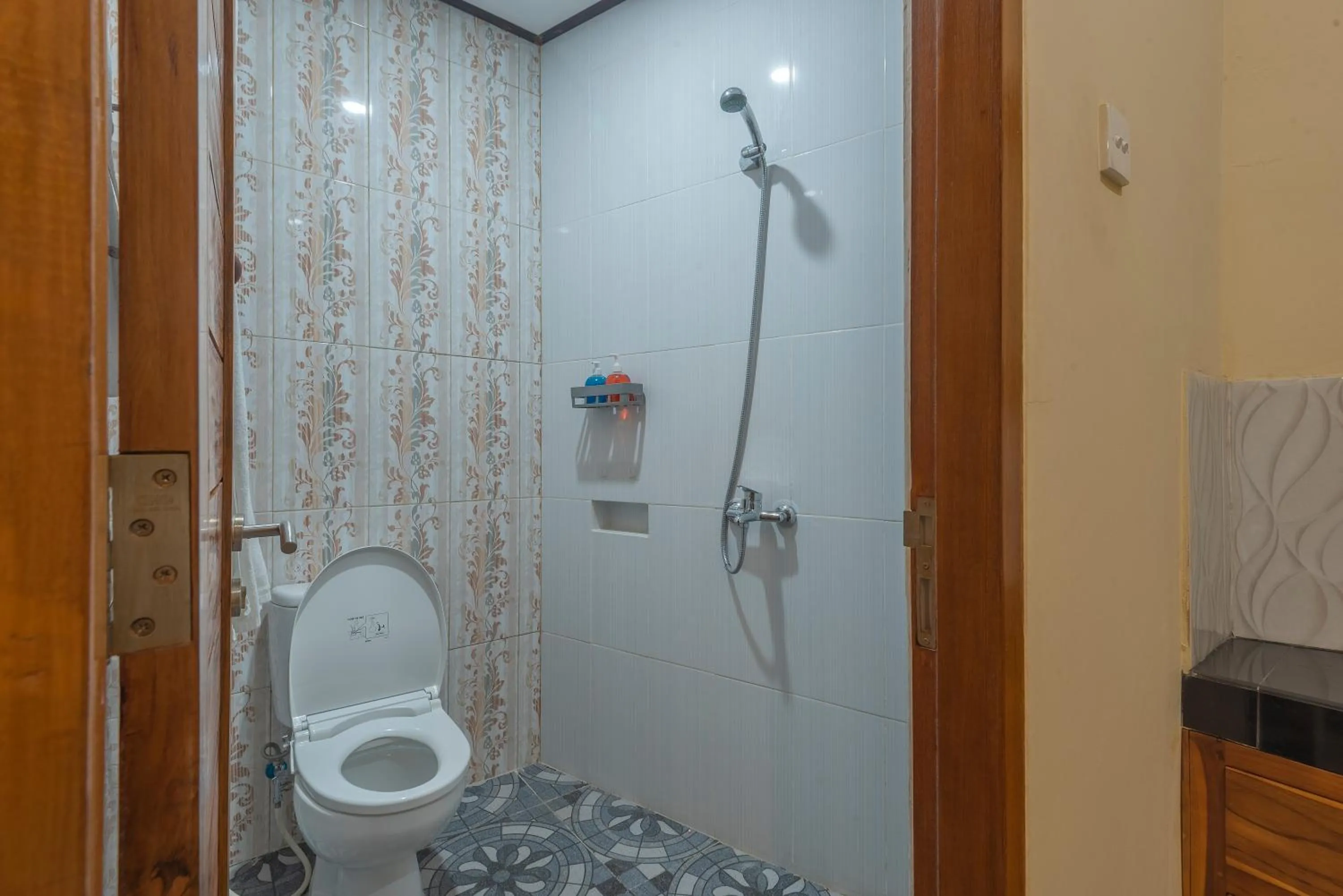 Shower in Liliy Guest House Legian