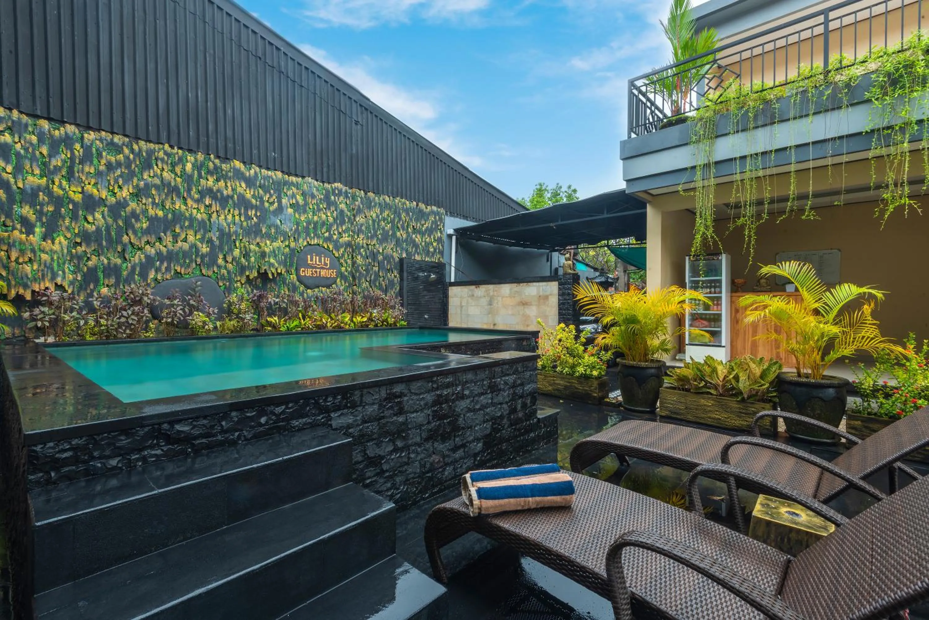 Pool view in Liliy Guest House Legian