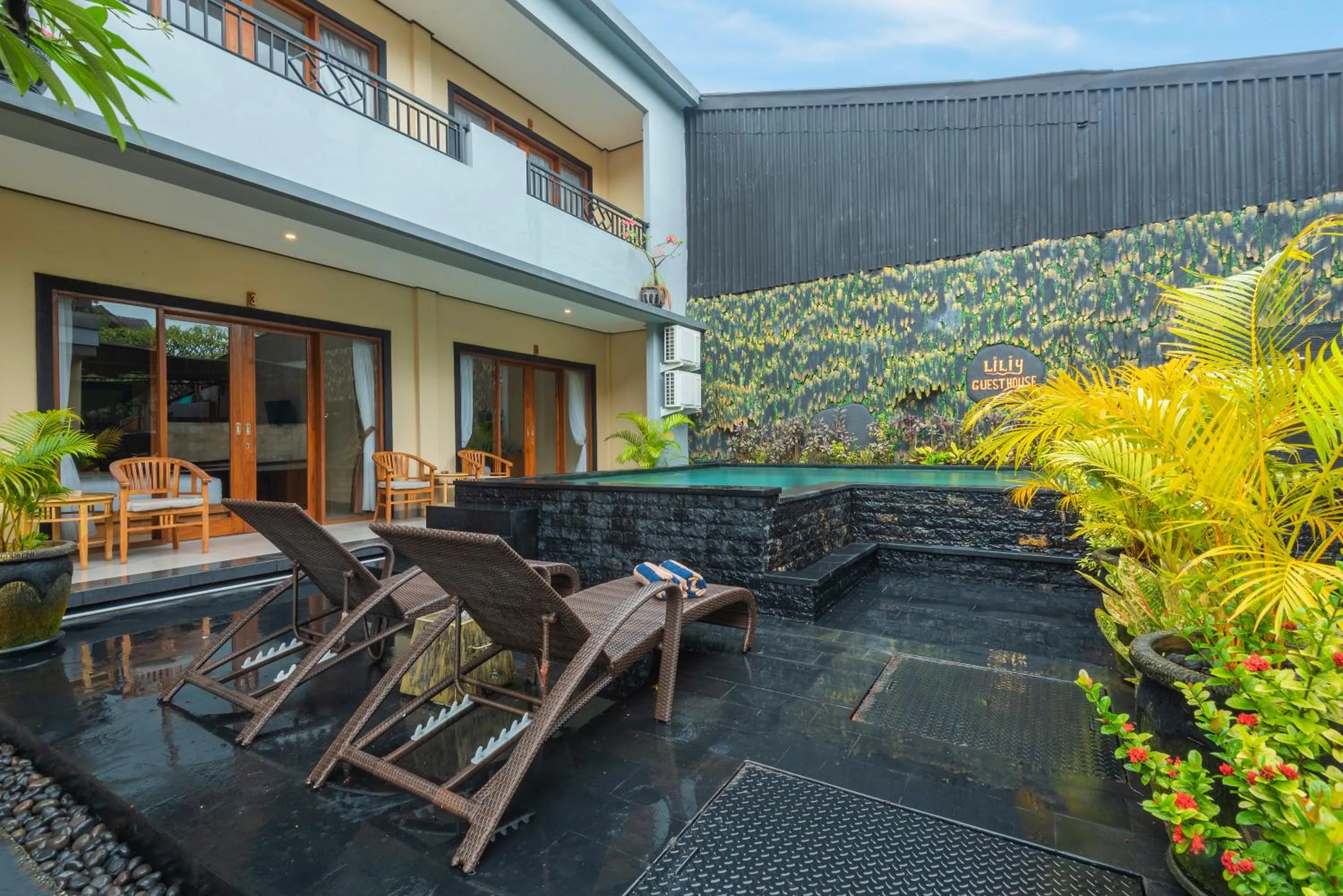 Pool view in Liliy Guest House Legian