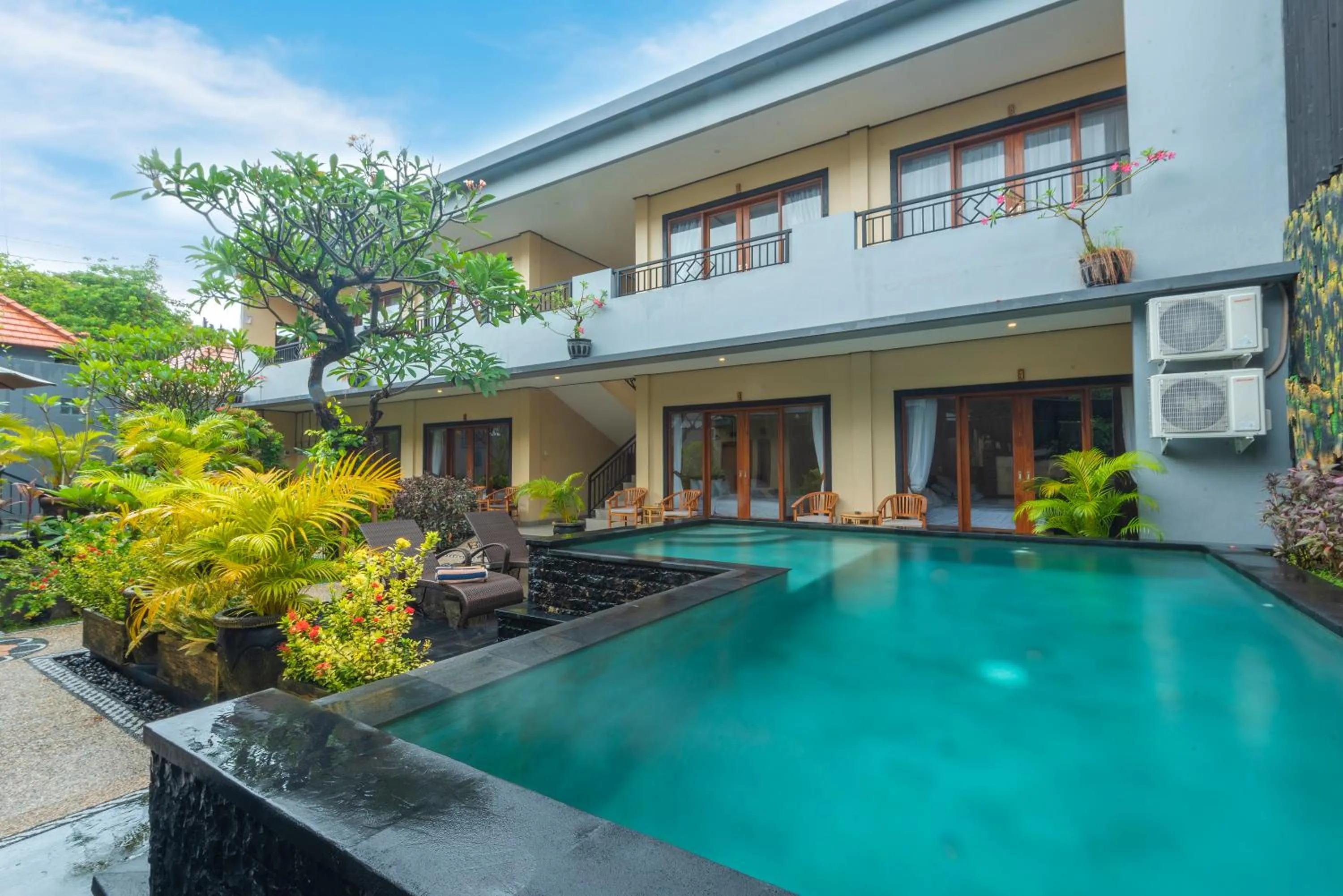 Swimming pool in Liliy Guest House Legian
