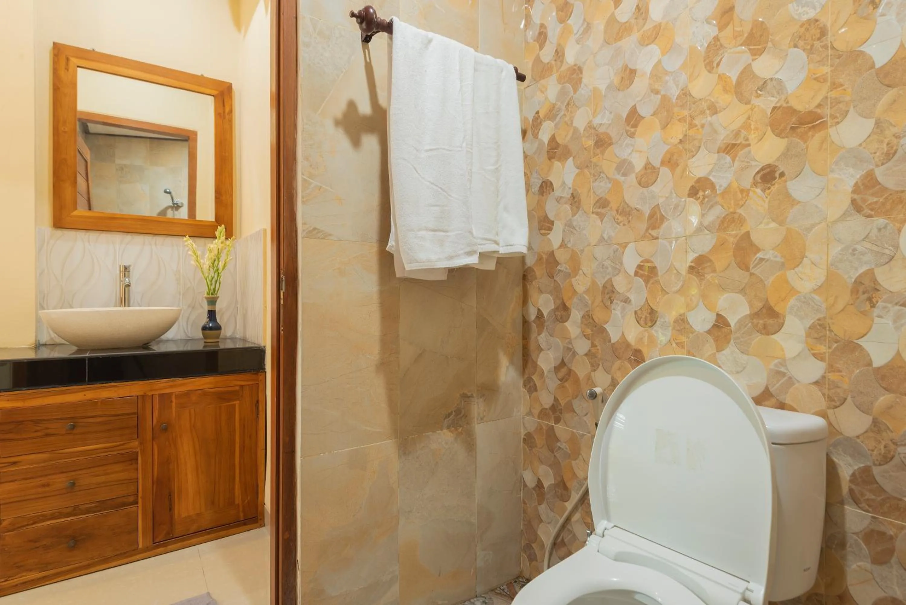 Toilet in Liliy Guest House Legian