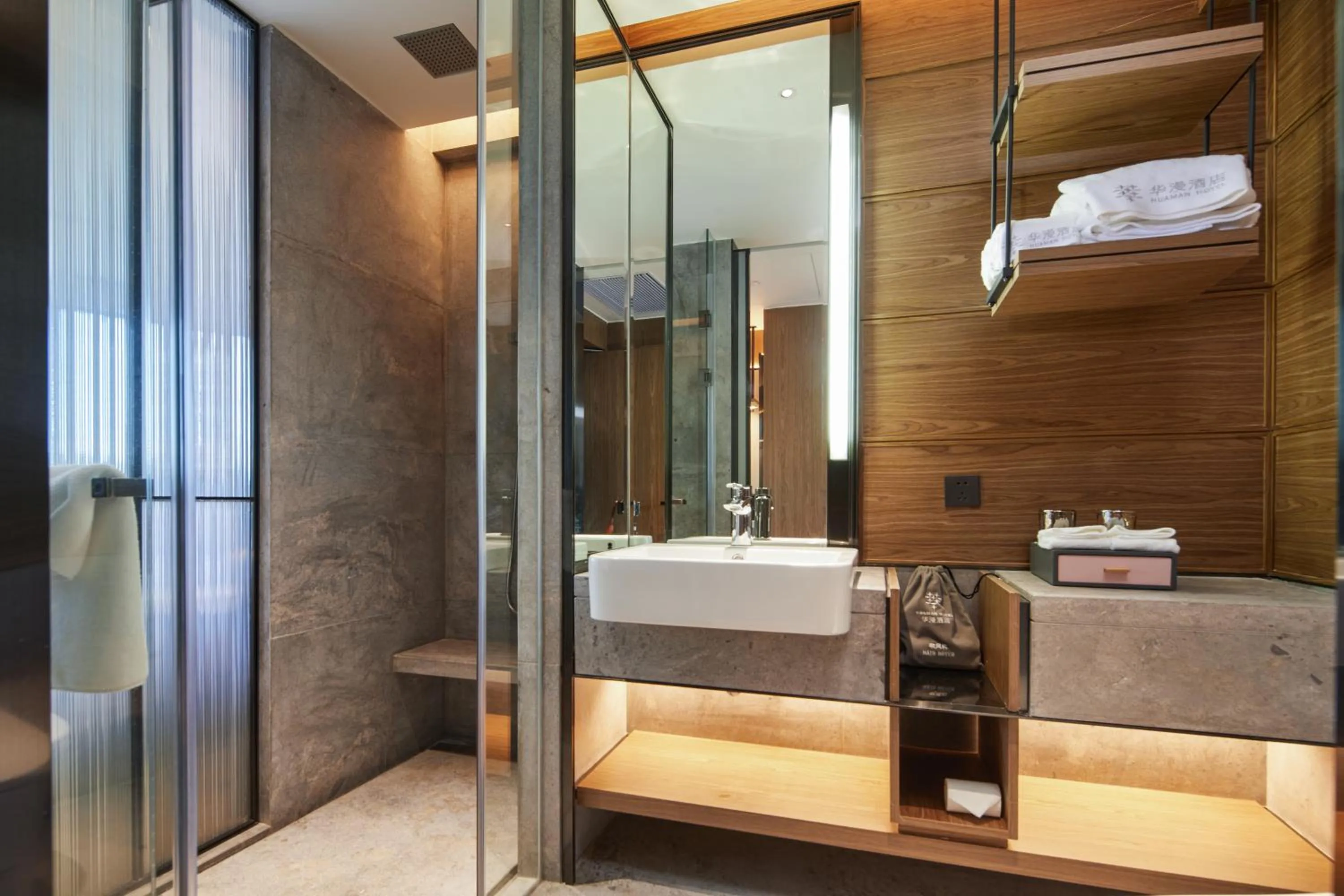 Dongguan Tangxia Huaman Hotel