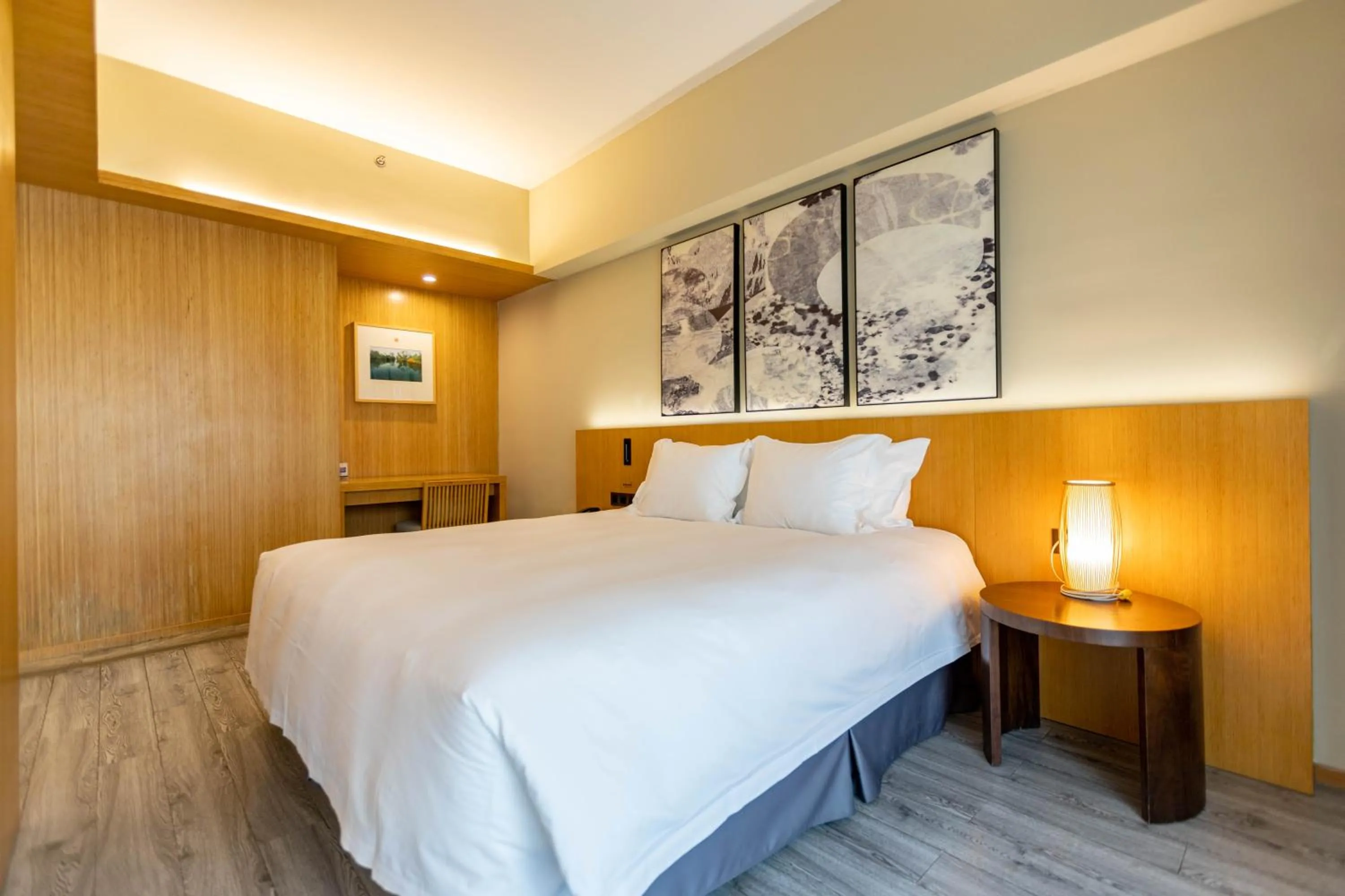 Photo of the whole room, Bed in SSAW Boutique Hotel Hangzhou Xixi Nanlu