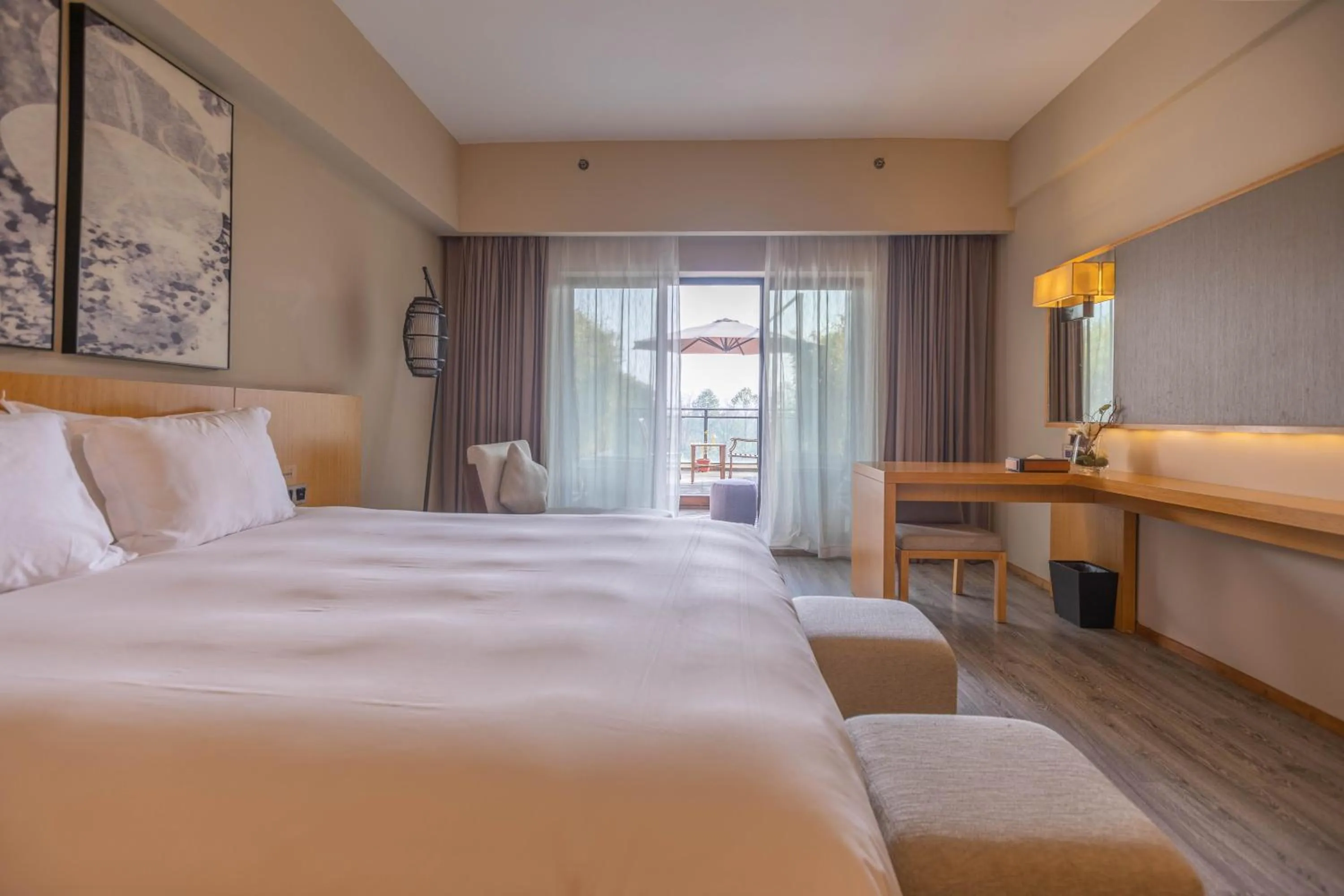 Photo of the whole room, Bed in SSAW Boutique Hotel Hangzhou Xixi Nanlu