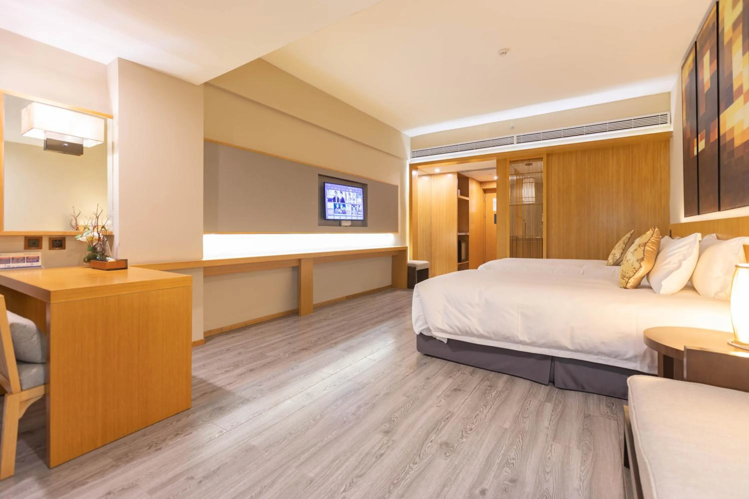 Photo of the whole room, Bed in SSAW Boutique Hotel Hangzhou Xixi Nanlu