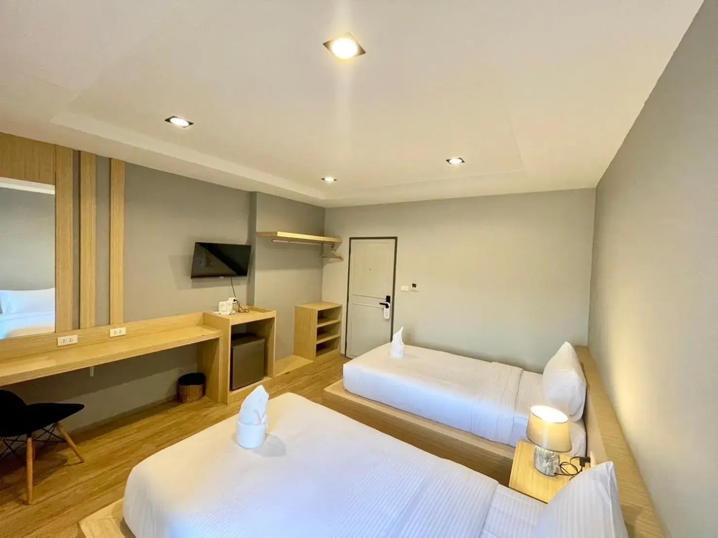Twin Room with Balcony in Klaang Muang Hotel (โรงแรมกลางเมือง) Twin Room with Balcony in Klaang Muang Hotel (โรงแรมกลางเมือง)