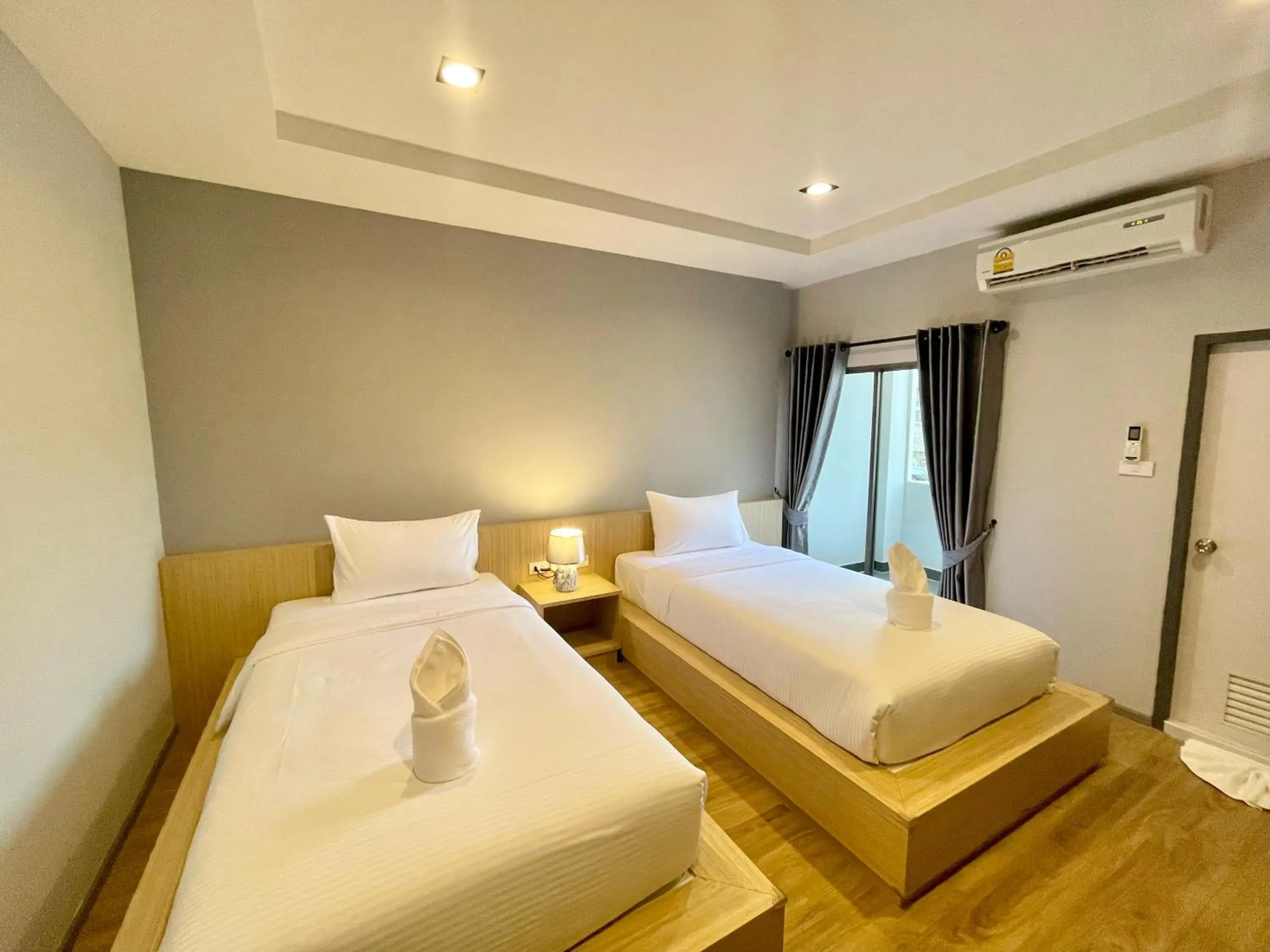 Twin Room with Balcony in Klaang Muang Hotel (โรงแรมกลางเมือง) Twin Room with Balcony in Klaang Muang Hotel (โรงแรมกลางเมือง)