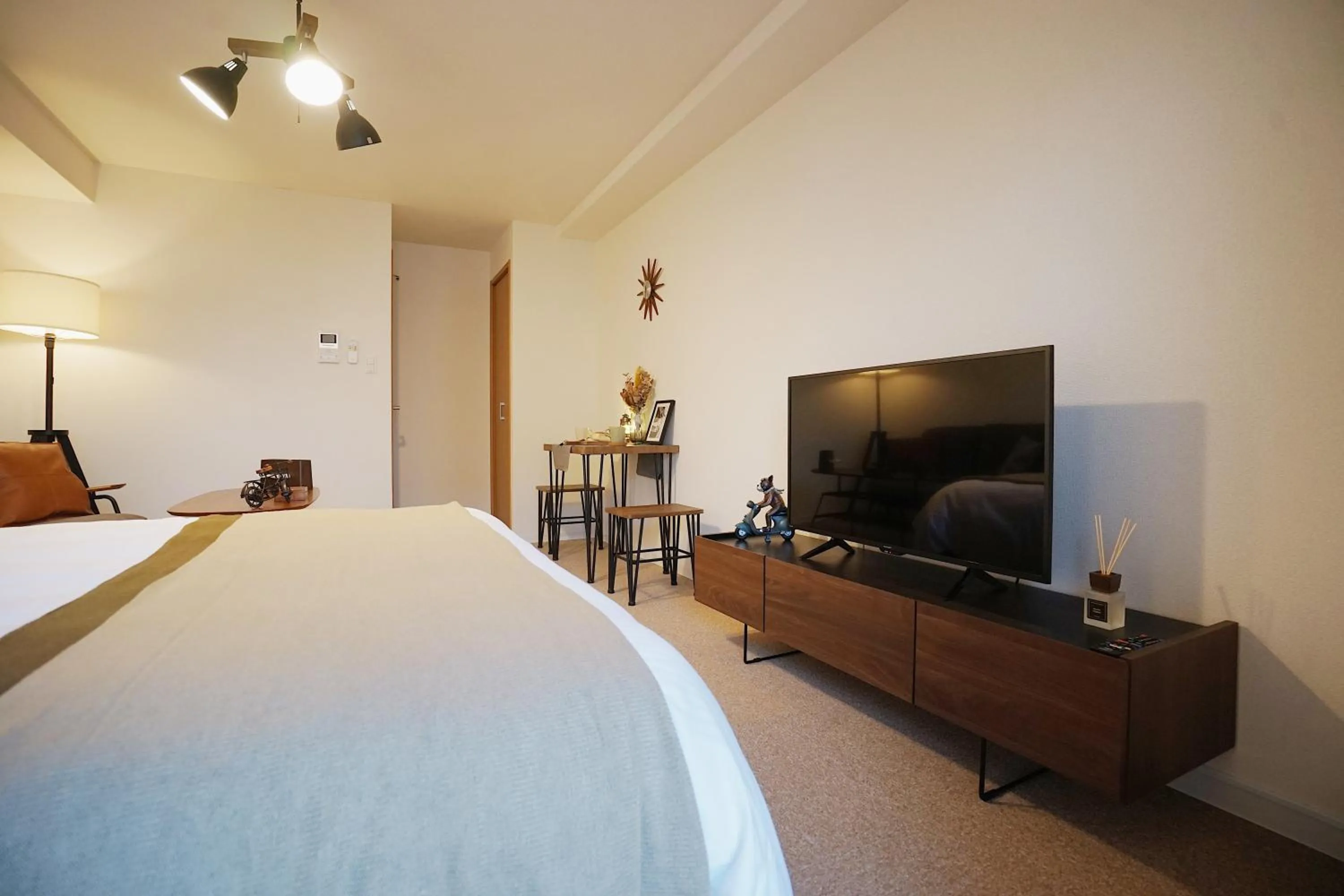 Communal lounge/ TV room, Bed in Chuan House Nambaminami Hanazonocho